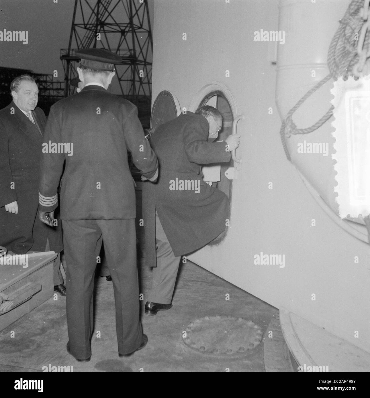 Les ministres visitant M. Mme M. Le Ruyter Date : 12 décembre 1953 mots clés : visites, ministres Nom de l'institution : HM de Ruyter Banque D'Images