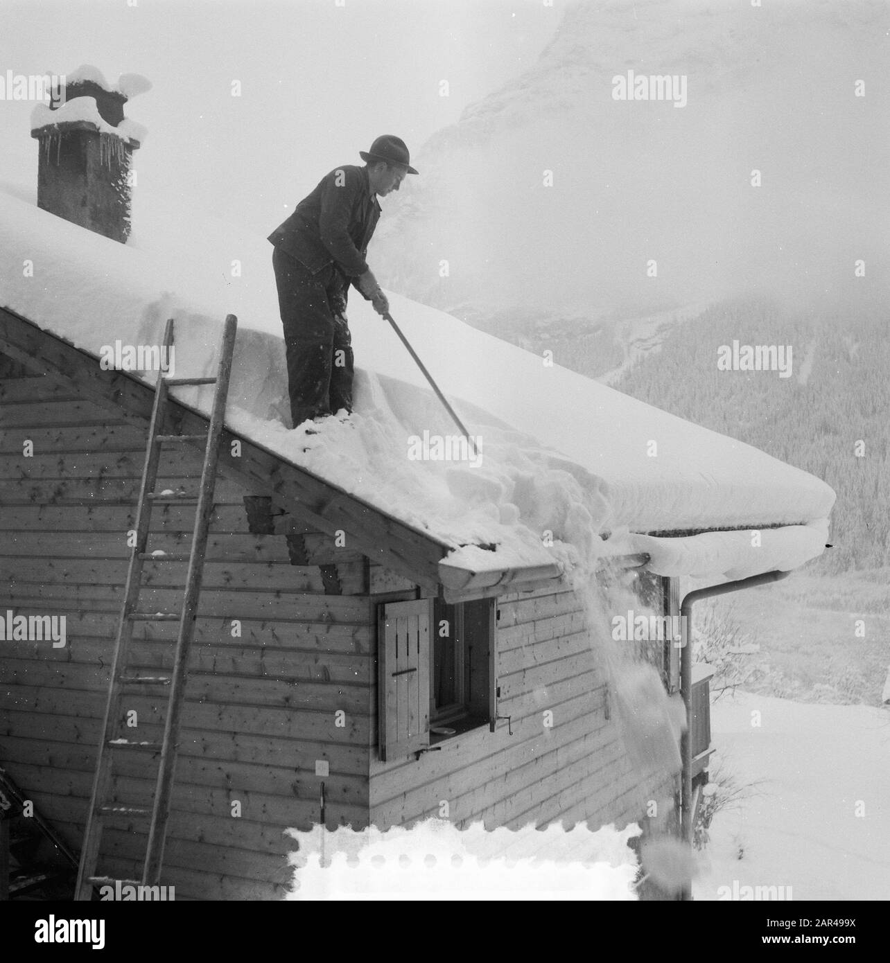 Visite royale à Grindelwald, photos de Grindelwald Date : 31 décembre 1953 lieu : Grindelwald mots clés : travailleurs, maisons, neige Banque D'Images