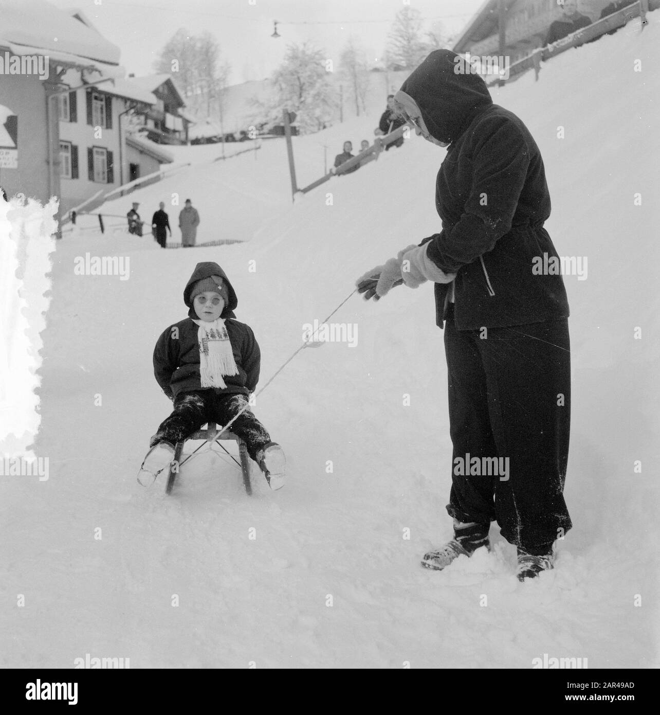 Visite royale à Grindelwald, photos de Marijke Date : 31 décembre 1953 lieu : Grindelwald mots clés : princesses, sleeen Nom du personnage : MARAKE Banque D'Images