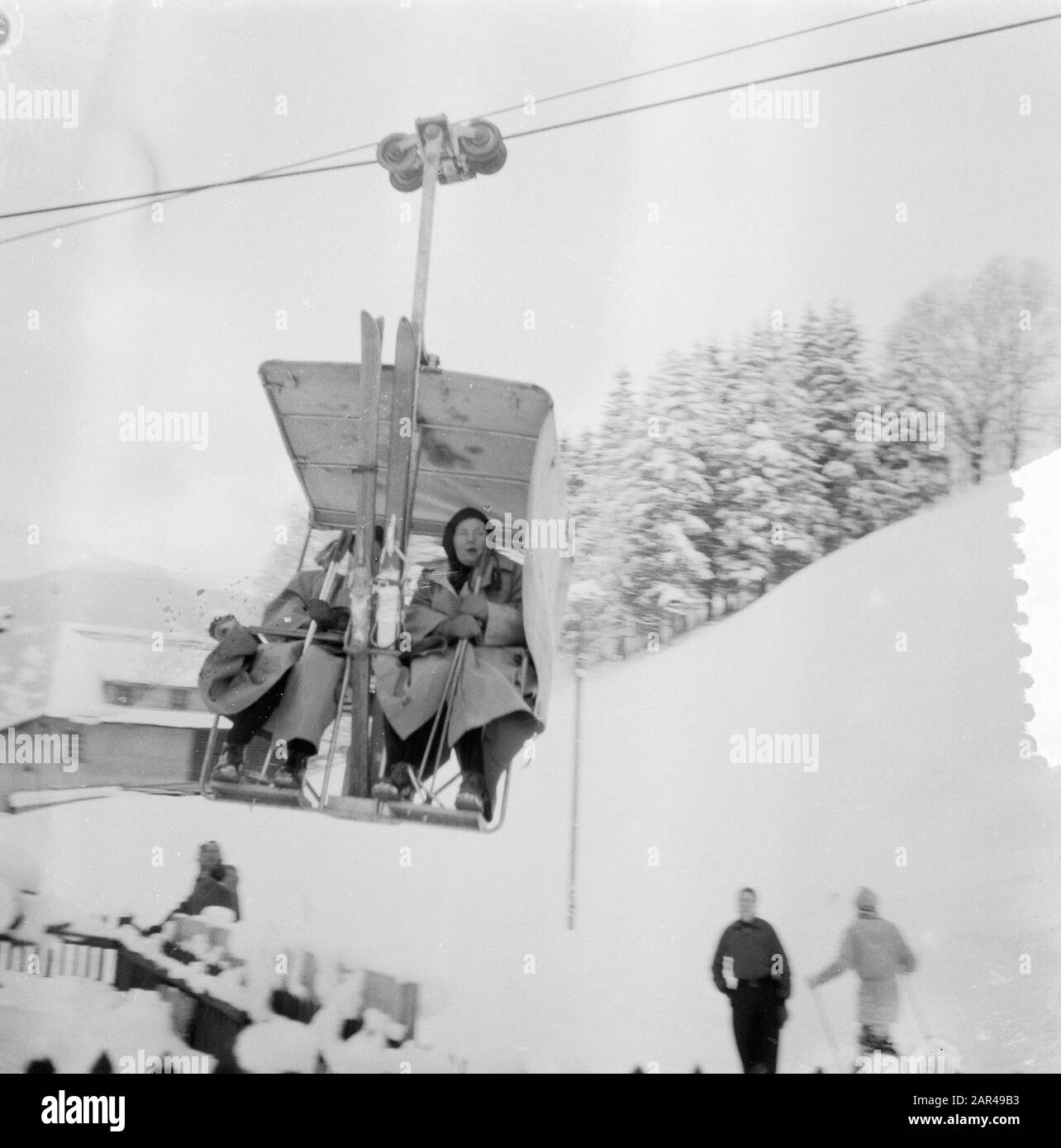 Visite royale à Grindelwald, Princesses dans les remontées mécaniques Date: 31 décembre 1953 lieu: Grindelwald mots clés: Princesses, remontées mécaniques Banque D'Images