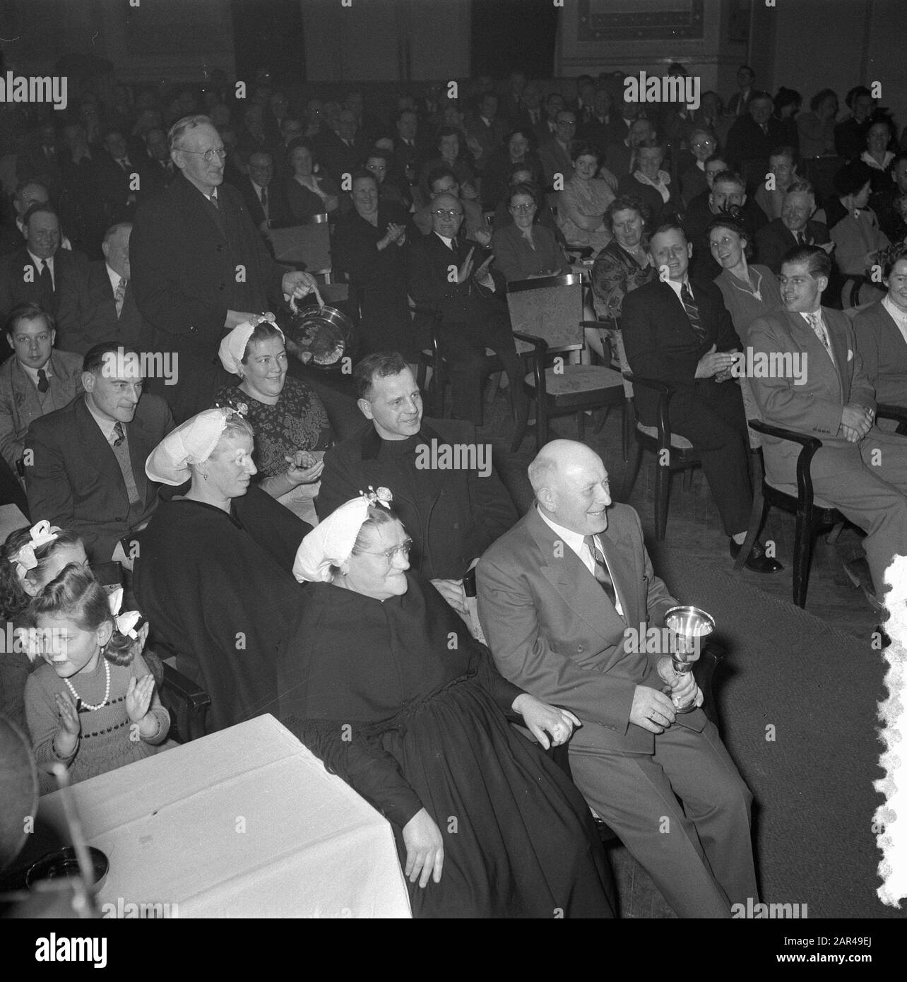 Cérémonie de remise des prix à la Haye pour les prix de l'entreprise pour les poissons de meilleure qualité Date : 20 mars 1954 lieu : la Haye, Zuid-Holland mots clés : Prix, vis Banque D'Images