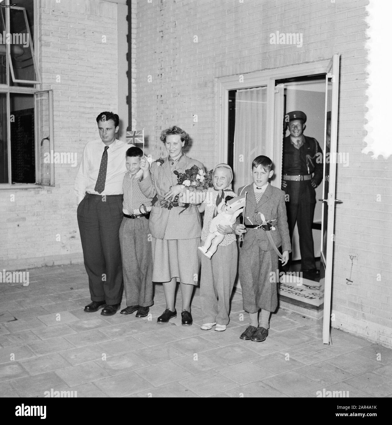 Mme Sispera, de Tchécoslovaquie à l'aéroport de Schiphol, avec fille et deux fils [vlnr. Jaroslav Martin, Phyllis Sispera, Jenniver, Clarence]. Sur la gauche se trouve Jaromir Chudy Annotation: Phyllis Sispera (nom de jeune fille Clarke), l'ancienne épouse d'un pilote tchèque de la RAF qui a servi un personnel pénitentiaire de 11 ans, était en route vers l'Angleterre avec ses trois enfants. A quitté Jaromir Chudy, un Sudeten-Allemand qu'elle épouserait quelques semaines plus tard. Voir par exemple: Mystérieuse côte tchèque Sispera bienvenue. Le peuple libre: Démocratique-socialiste quotidiennement. Rotterdam, 16-07-1955. Vu à Delpher le 28-04-2016, resolver.kb.en/ resol Banque D'Images