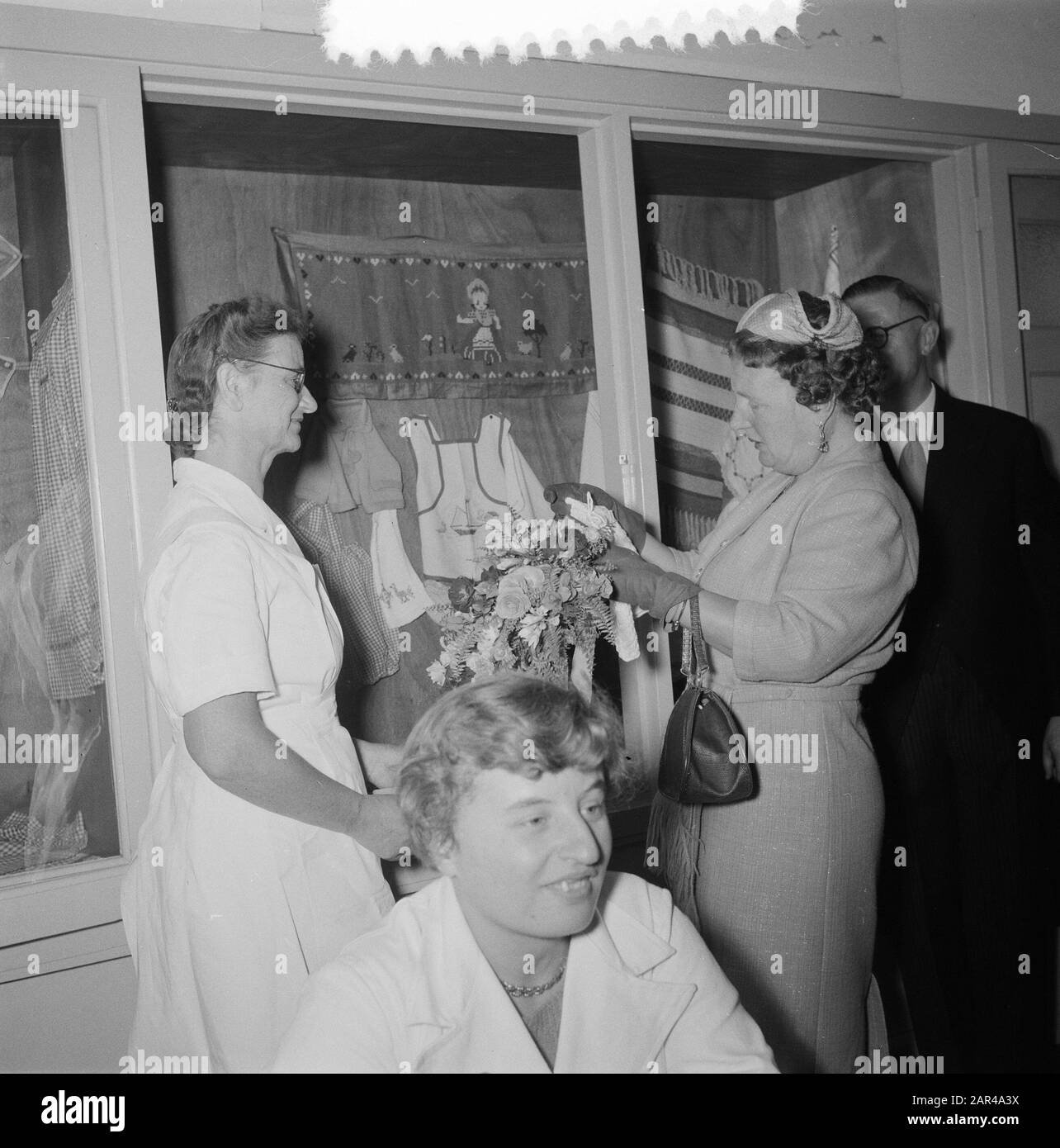 Queen Juliana visites Delft Queen Juliana visite la Fondation Van de Wouden Date : 26 septembre 1955 lieu : Delft, South-Holland mots clés : visites, Queen Personname: Juliana, Queen Nom de l'institution : van de Wouden Foundation Banque D'Images