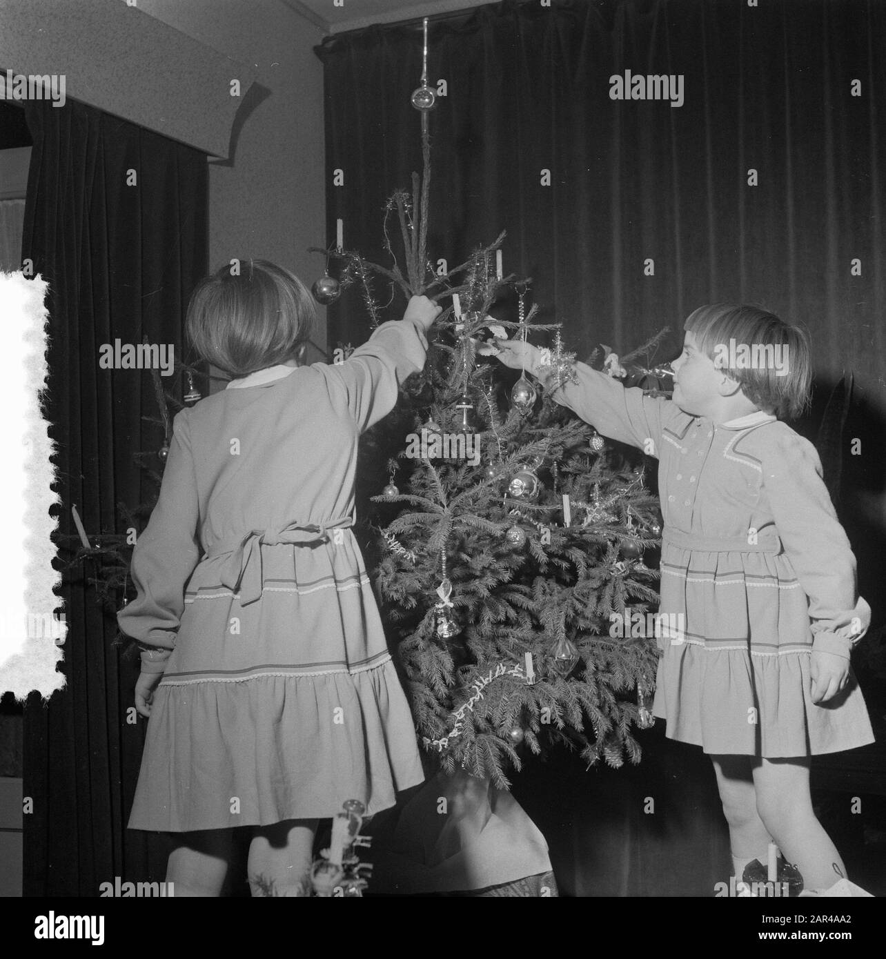 Enfants autour de l'arbre de Noël Date: 28 décembre 1955 mots clés: Enfants, arbres de Noël Banque D'Images