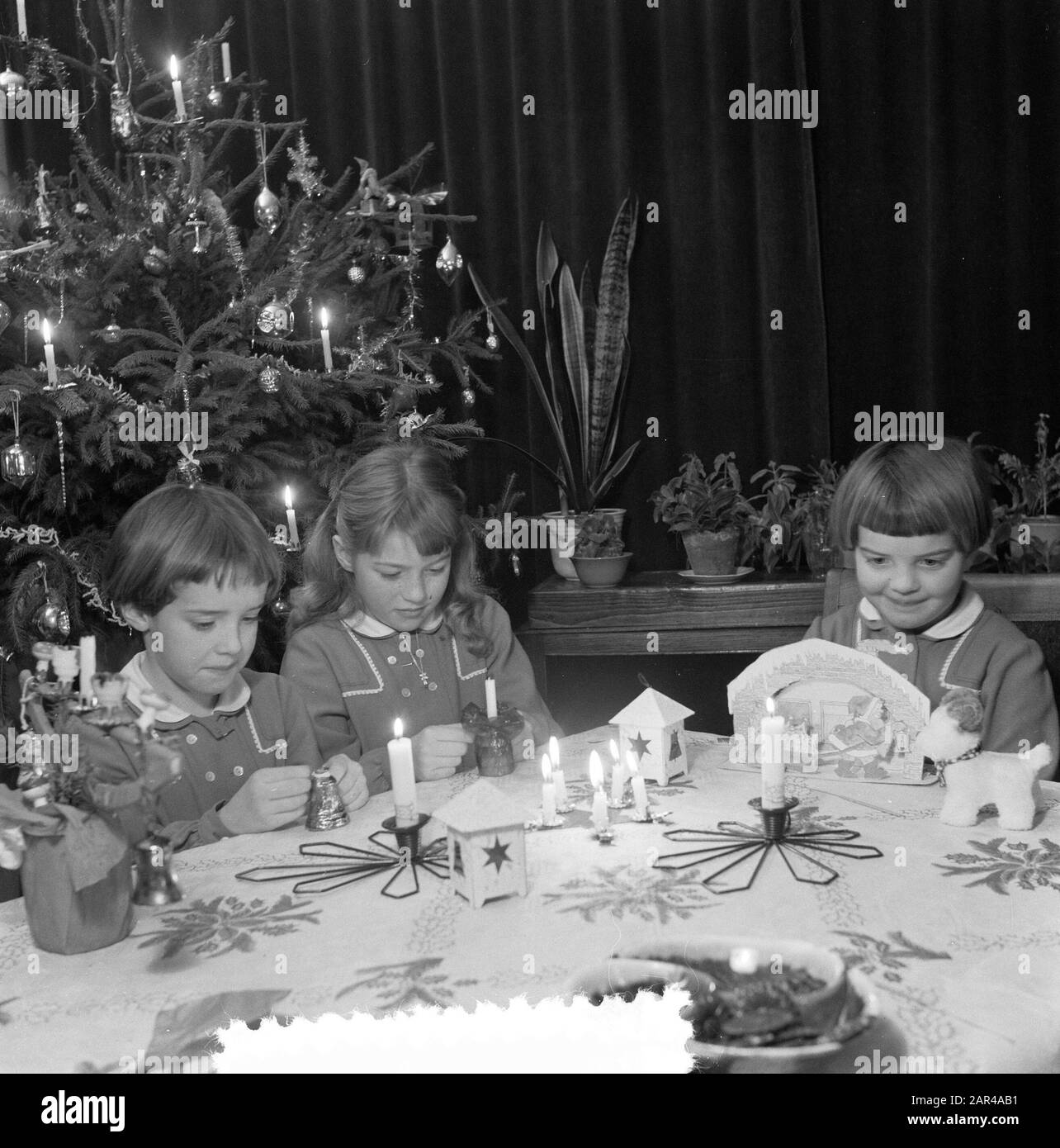 Enfants autour de l'arbre de Noël Date: 28 décembre 1955 mots clés: Enfants, arbres de Noël Banque D'Images