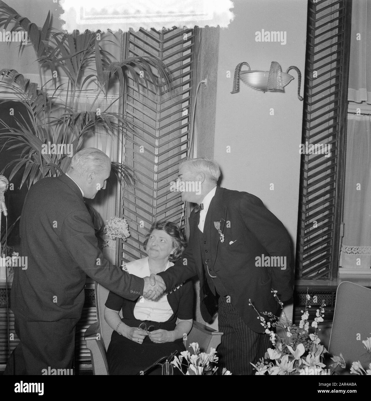 Réception à l'hôtel Carlton d'Amsterdam en l'honneur du Dr Martin J. Premsela, qui est devenu âgé de 60 ans le 25 janvier 1956. Date: 28 Janvier 1956 Lieu: Amsterdam, Noord-Holland Mots Clés: Letterists, Réceptions, Scientifiques Nom Personnel: Premsela Martin J Banque D'Images