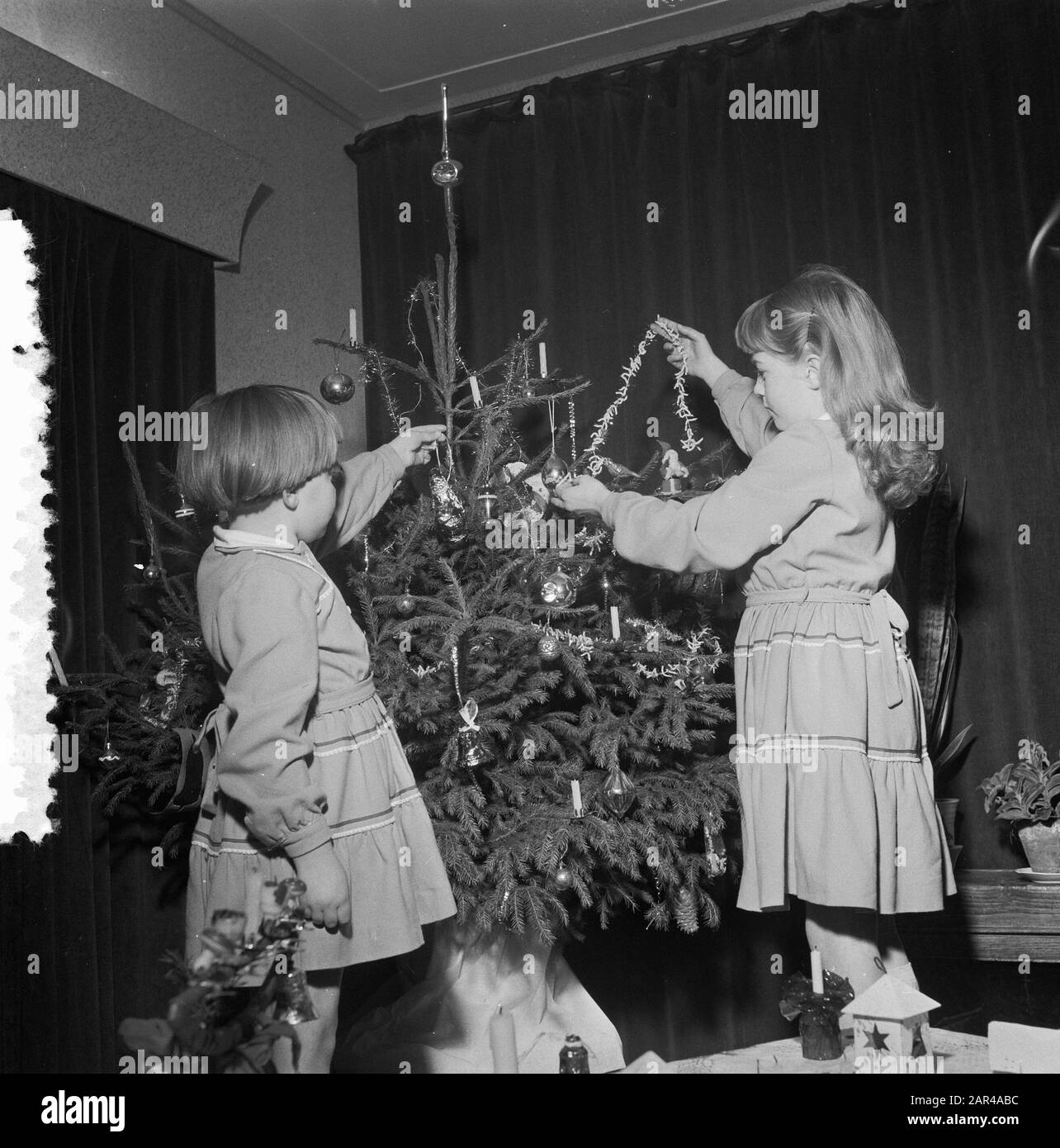 Enfants autour de l'arbre de Noël Date: 28 décembre 1955 mots clés: Enfants, arbres de Noël Banque D'Images