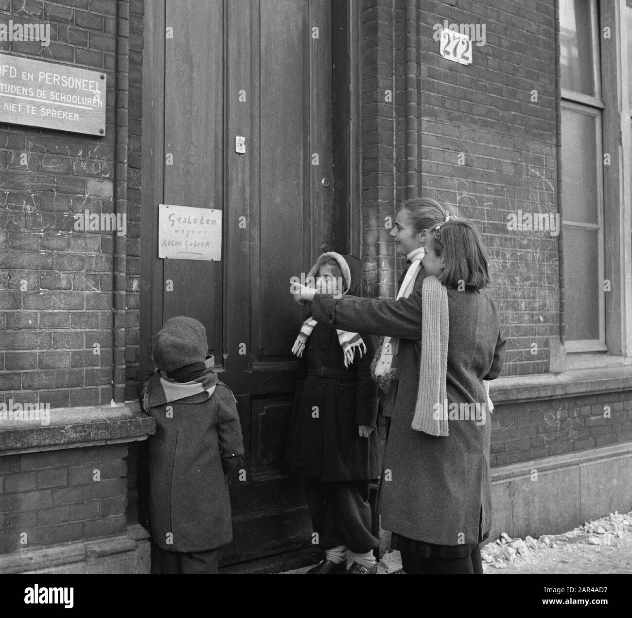 Écoles fermées, signe à la porte pas de charbon Date : 24 février 1956 mots clés : charbon, SCHOLS, portes Banque D'Images