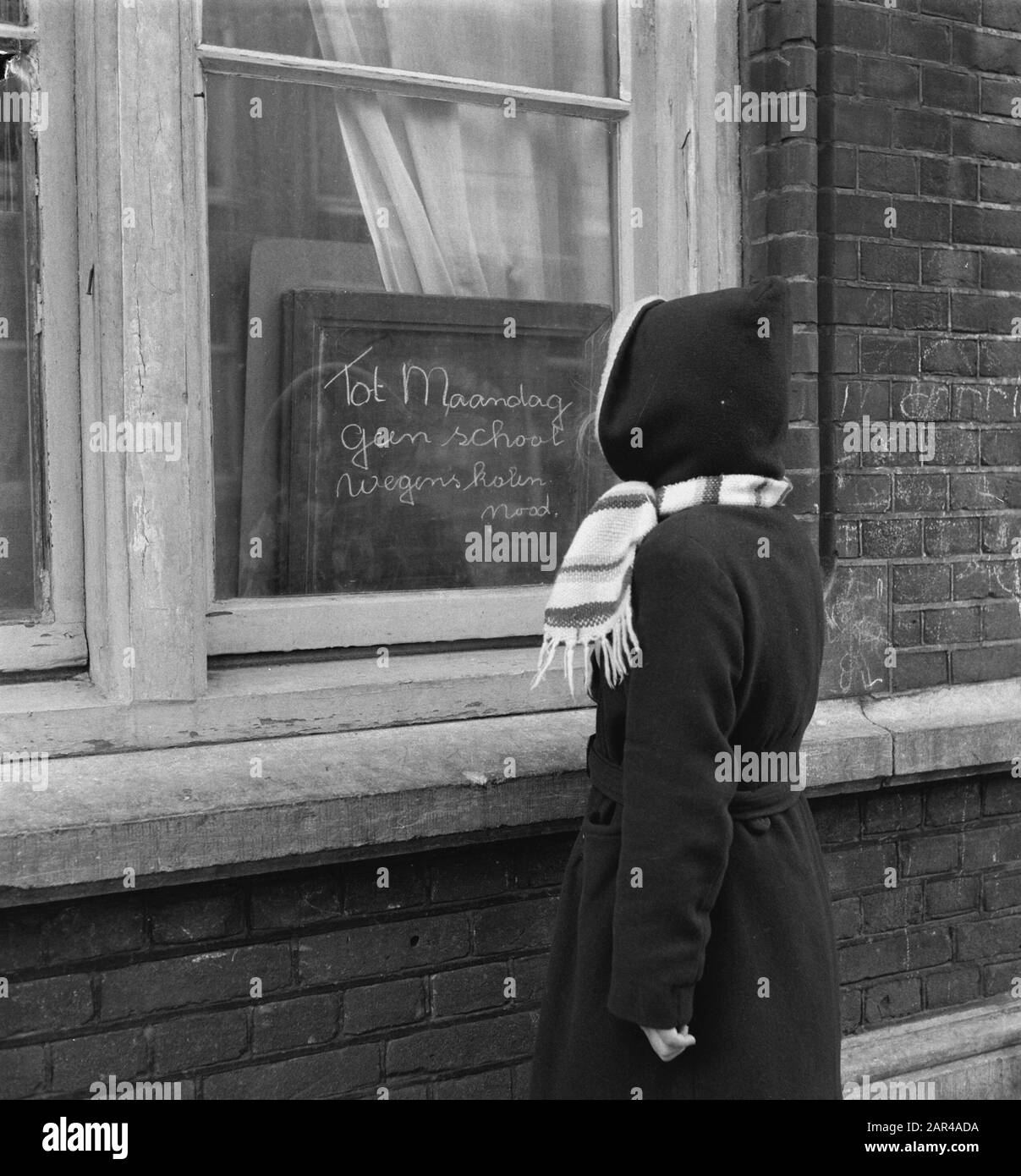 Écoles fermées, signe à la porte pas de charbon Date : 24 février 1956 mots clés : charbon, SCHOLS, portes Banque D'Images