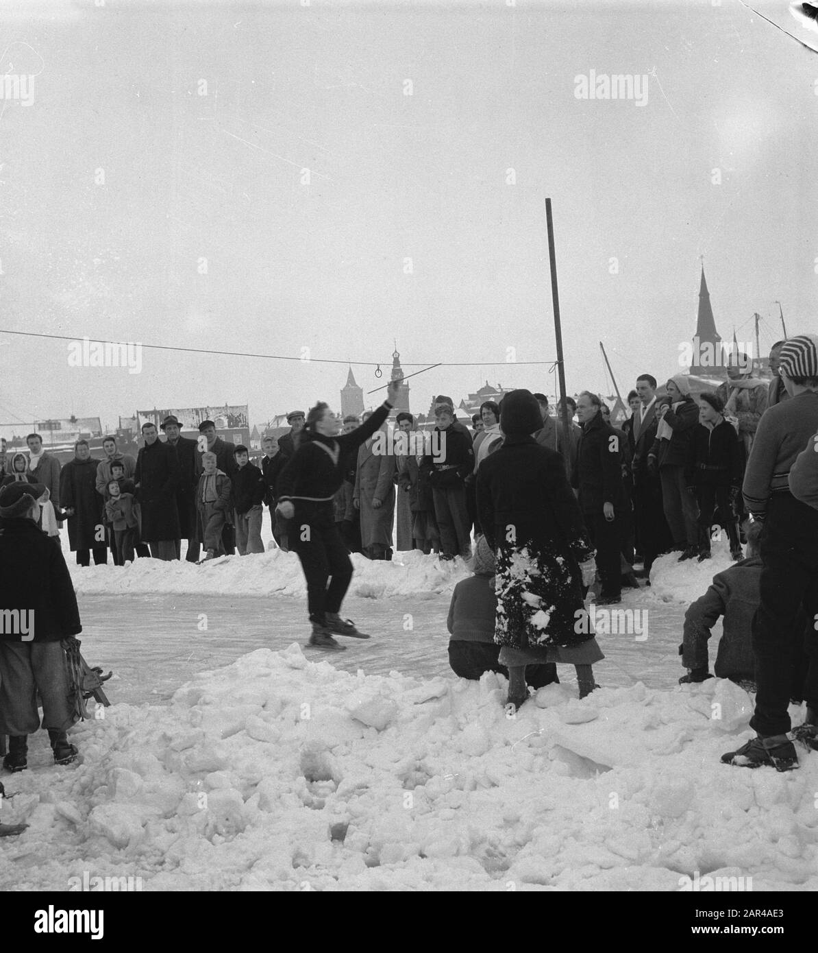 Points de suture en anneau à Monnickendam Date : 26 février 1956 lieu : Monnickendam mots clés : RINGSTICK Banque D'Images Points de suture en anneau à Monnickendam Date : 26 février 1956 lieu : Monnickendam mots clés : RINGSTICK Banque D'Images
