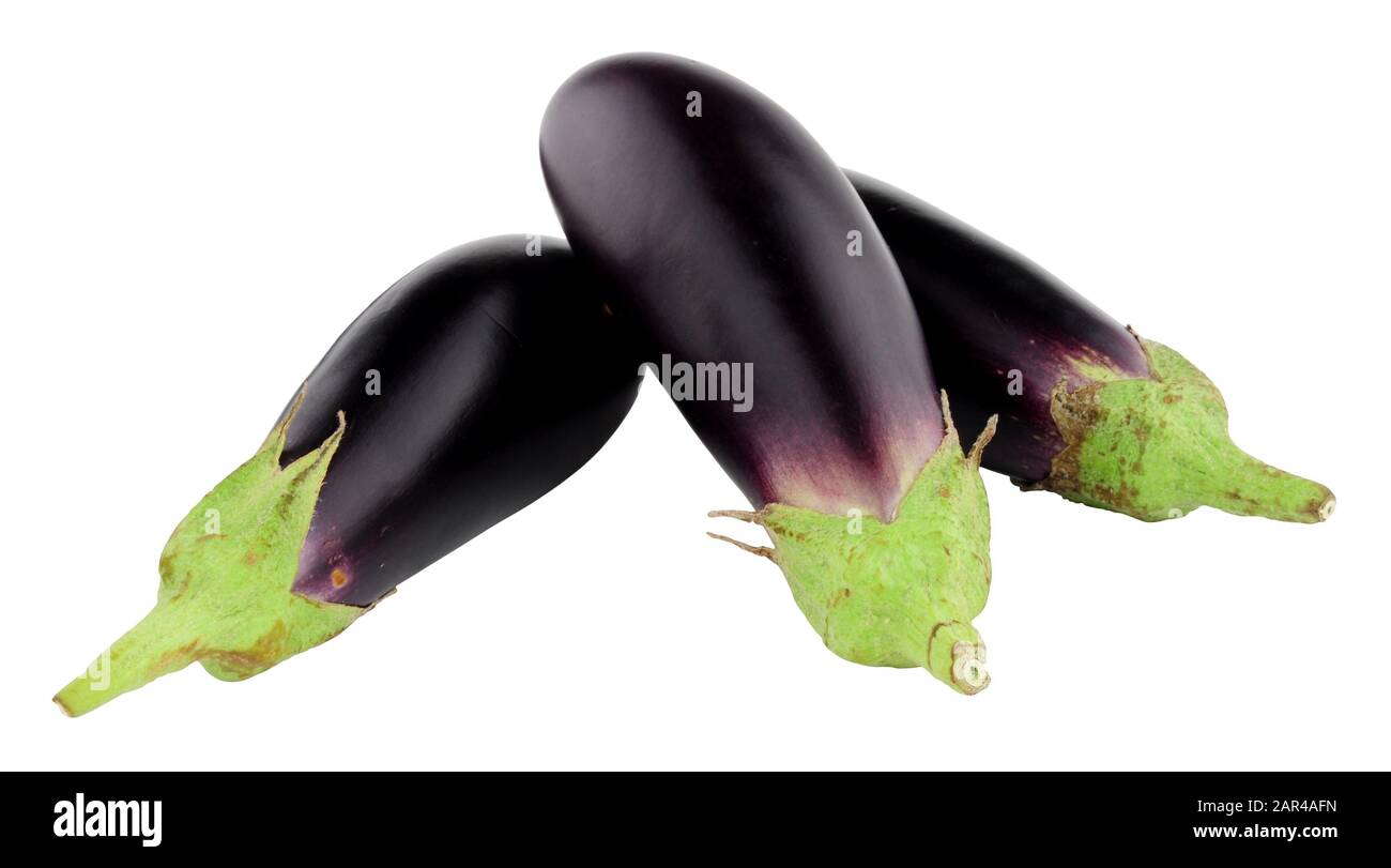 Aubergines fraîches brutes isolées sur un fond blanc Banque D'Images