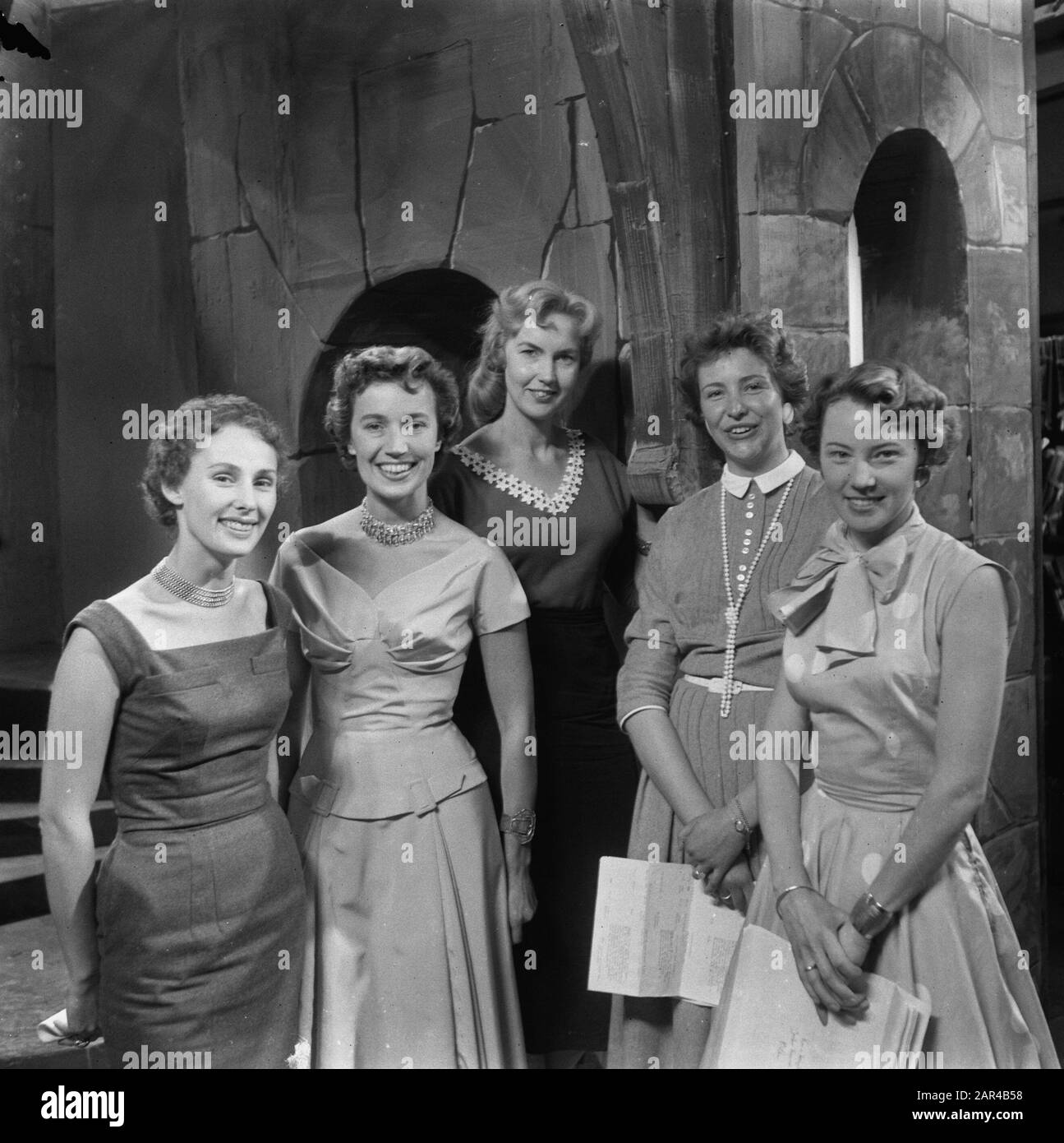 Cinq ans de fondation de télévision, les radiodiffuseurs, par Tanja Koen (NCRV), Hannie Lips (KRO), Verti Dixon (VPRO), Ageeth Scherphuis (AVRO) et Karin Kraaykamp (VARA) Date : 2 octobre 1956 lieu : Bussum, Noord-Holland mots clés : groupe, portraits, télévision. Nom Personnel: Dixon, Verti, Koen, Tanja, Kraaykamp, Karin, Lips, Hannie, Scherphuis, Ageeth Banque D'Images