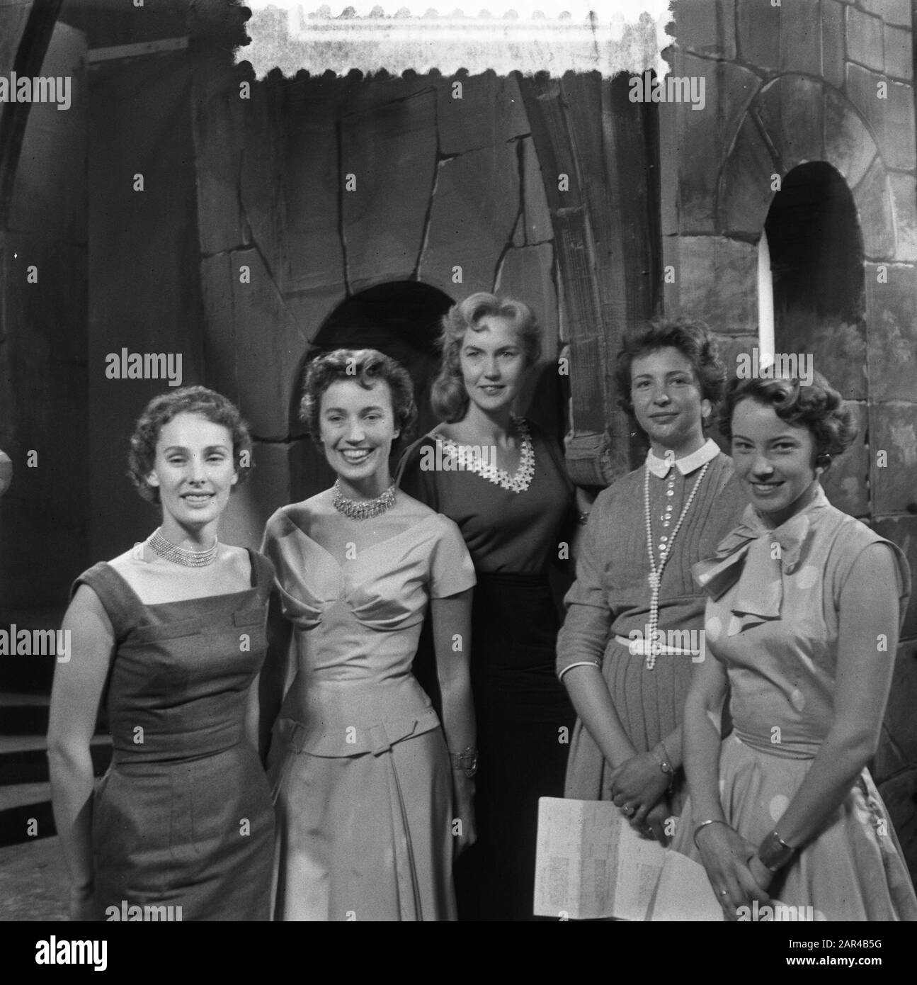 Cinq ans de fondation de télévision, les radiodiffuseurs, par Tanja Koen (NCRV), Hannie Lips (KRO), Verti Dixon (VPRO), Ageeth Scherphuis (AVRO) et Karin Kraaykamp (VARA) Date : 2 octobre 1956 lieu : Bussum, Noord-Holland mots clés : groupe, portraits, télévision. Nom Personnel: Dixon, Verti, Koen, Tanja, Kraaykamp, Karin, Lips, Hannie, Scherphuis, Ageeth Banque D'Images
