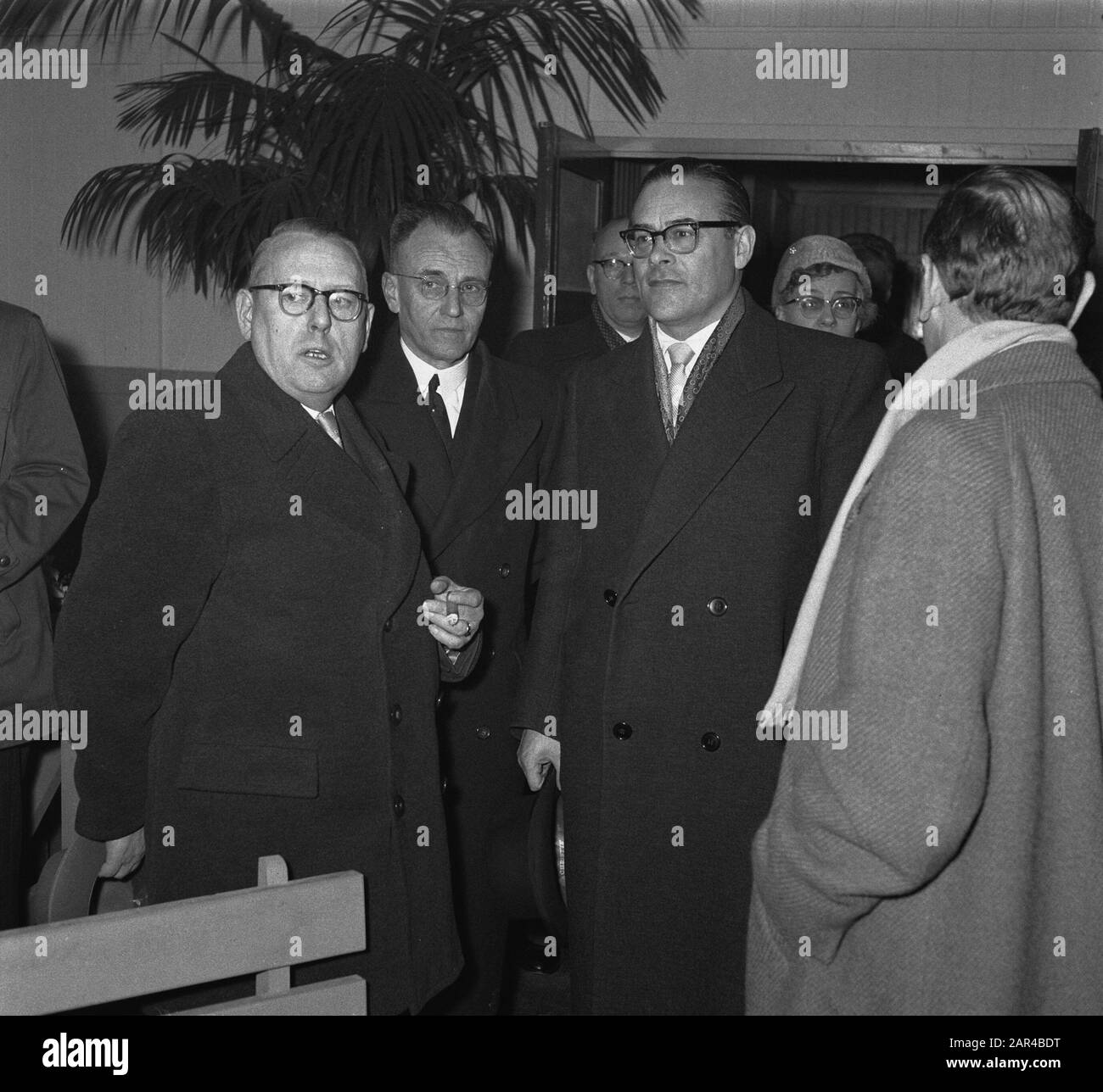 Irr. H. B. J. Witte, ministre du logement jette la pierre de fondation à Wielwijk (Dordrecht) pour 606 maisons Ministre Witte (3ème de gauche) Date: 24 janvier 1957 lieu: Dordrecht mots clés: Ministres, logement Nom personnel: Witte, H.B.J. Banque D'Images