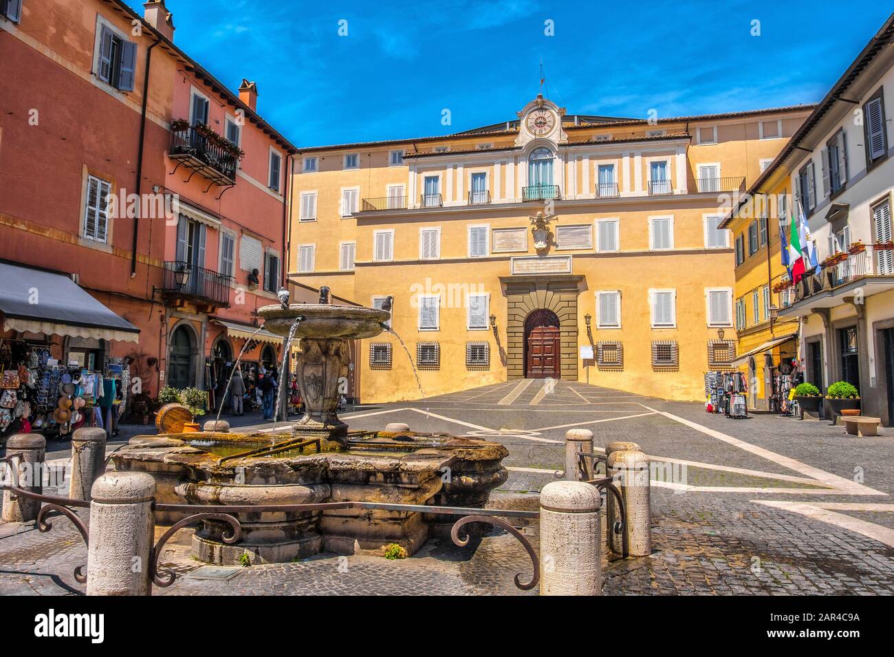 Site touristique local de la province de Rome - Castel Gandolfo dans le Latium - Italie - Palazzo Pontificio bâtiment dans la fontaine de la Piazza della Liberta Banque D'Images