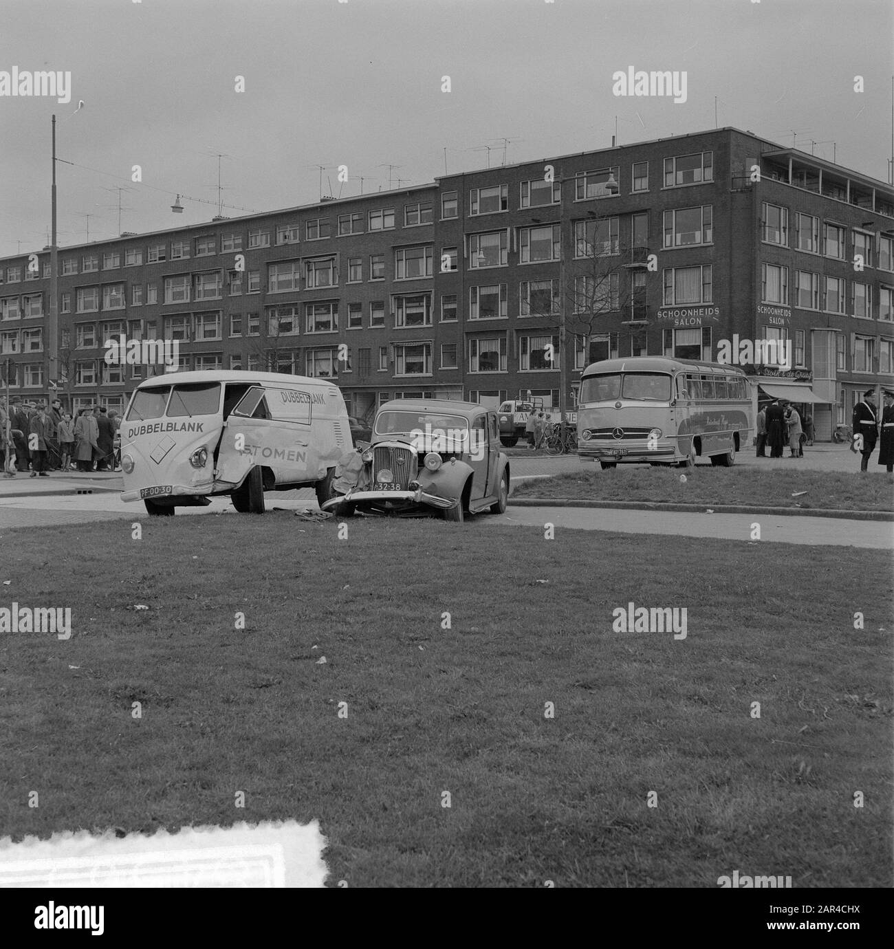 Zuidplein Rotterdam. Collision bus, voiture de tourisme, van Date : 26 mars 1957 lieu : Rotterdam, Zuid-Holland mots clés : collisions, fourgonnettes, voitures de tourisme Banque D'Images