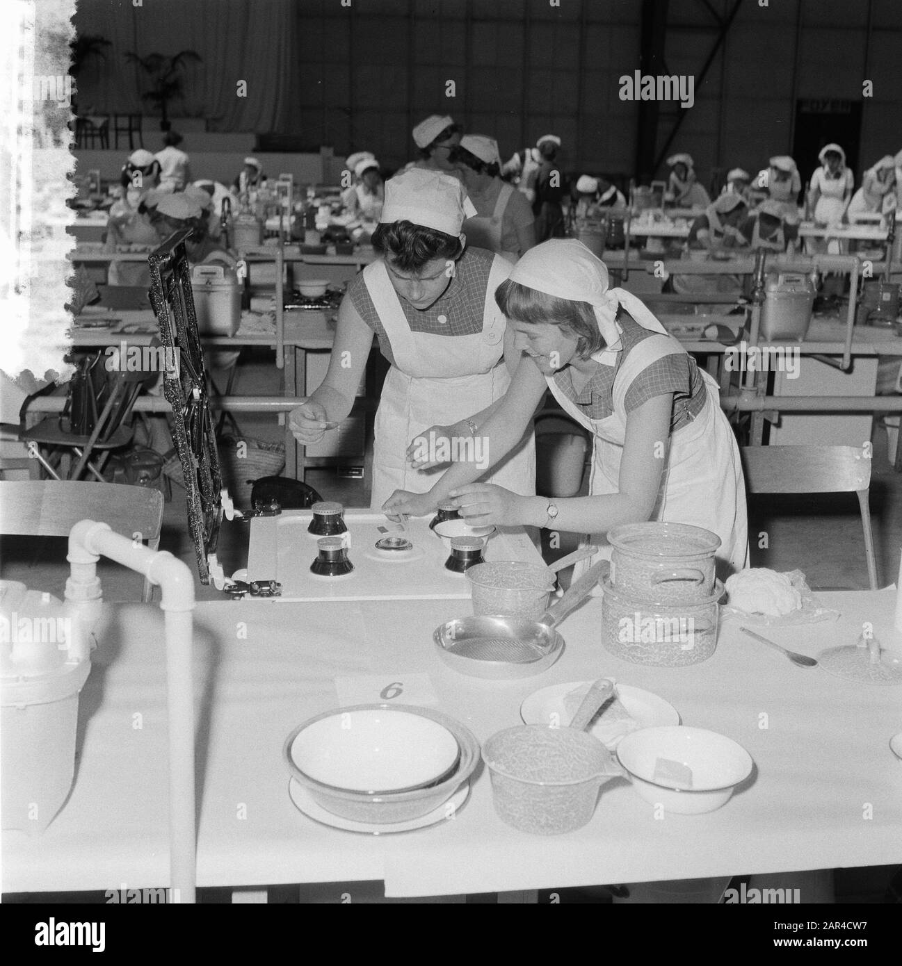 Concours de cuisine émail BK Date : 21 mai 1957 mots clés : cuisine, concours Banque D'Images