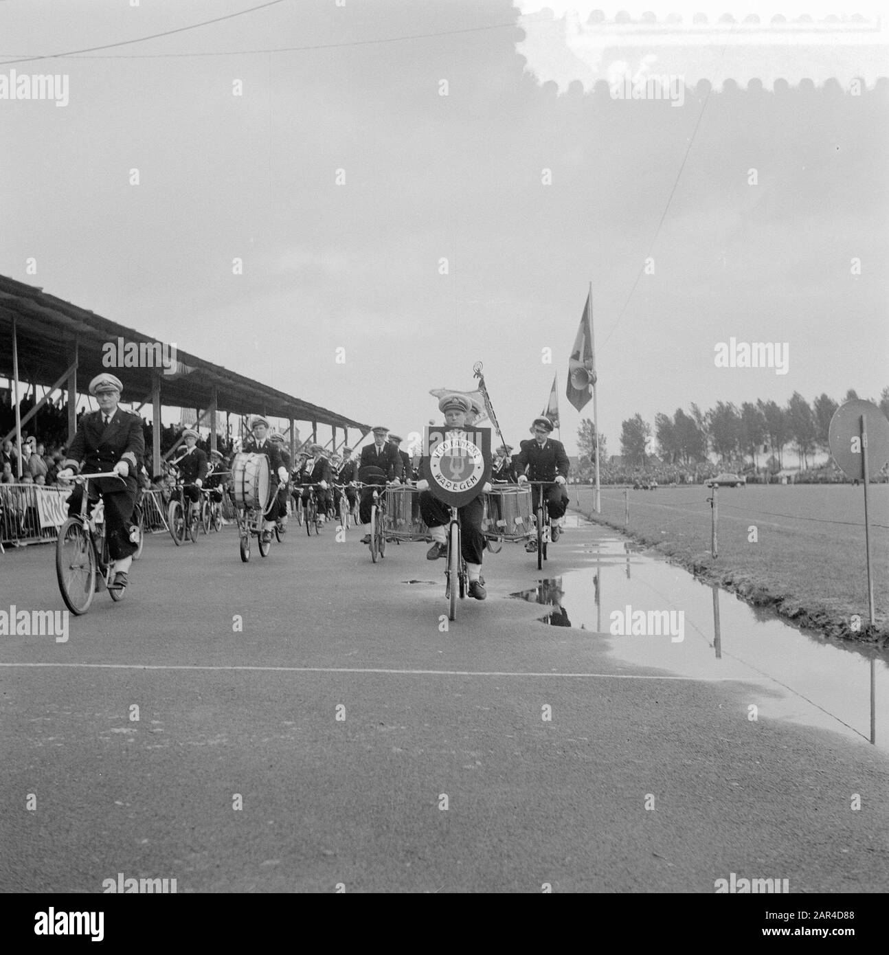 Championnats du monde de cyclisme sur route 1957 le corps de musique sur la moto offre des divertissements musicaux Date: 18 août 1957 lieu: Belgique, Waregem mots clés: Corps de musique, cyclisme Banque D'Images