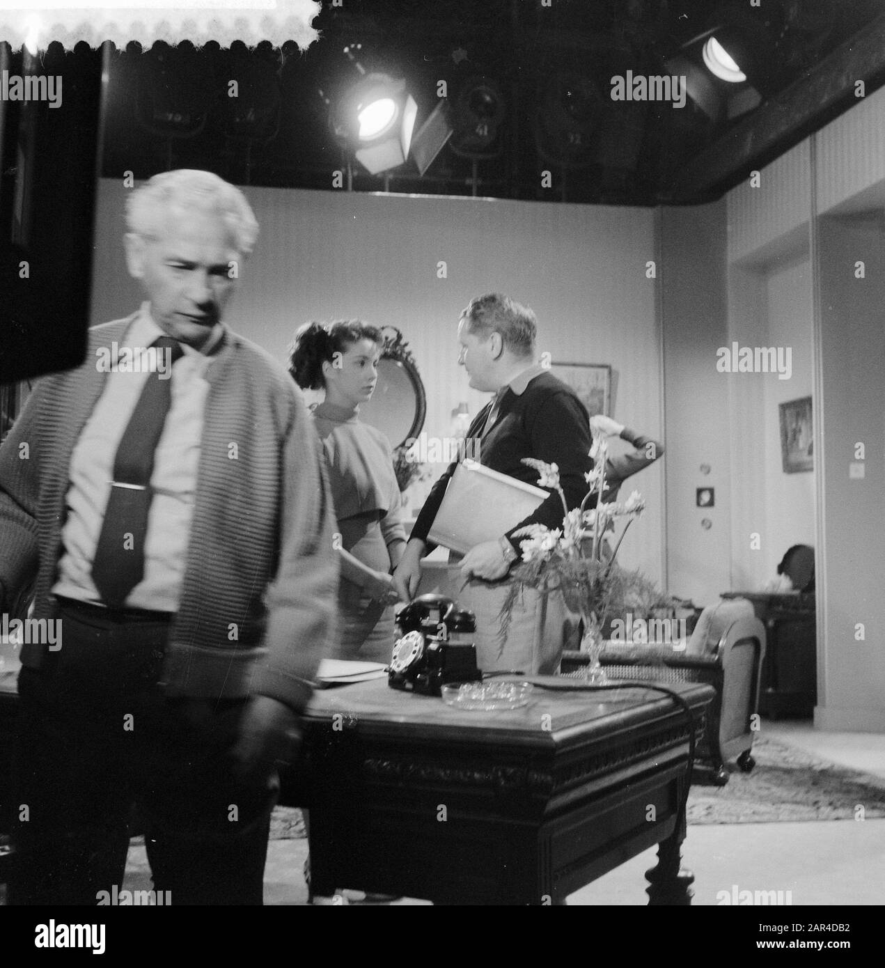 Premier enregistrement de film en couleur néerlandais dans le studio Cinetone de Rotterdam. Protagoniste allemande Gisela Fritsch et réalisateur Bittens Date: 27 août 1957 lieu: Rotterdam, Zuid-Holland mots clés: Directeurs, longs métrages Nom personnel: Fritsch, Gisela Banque D'Images