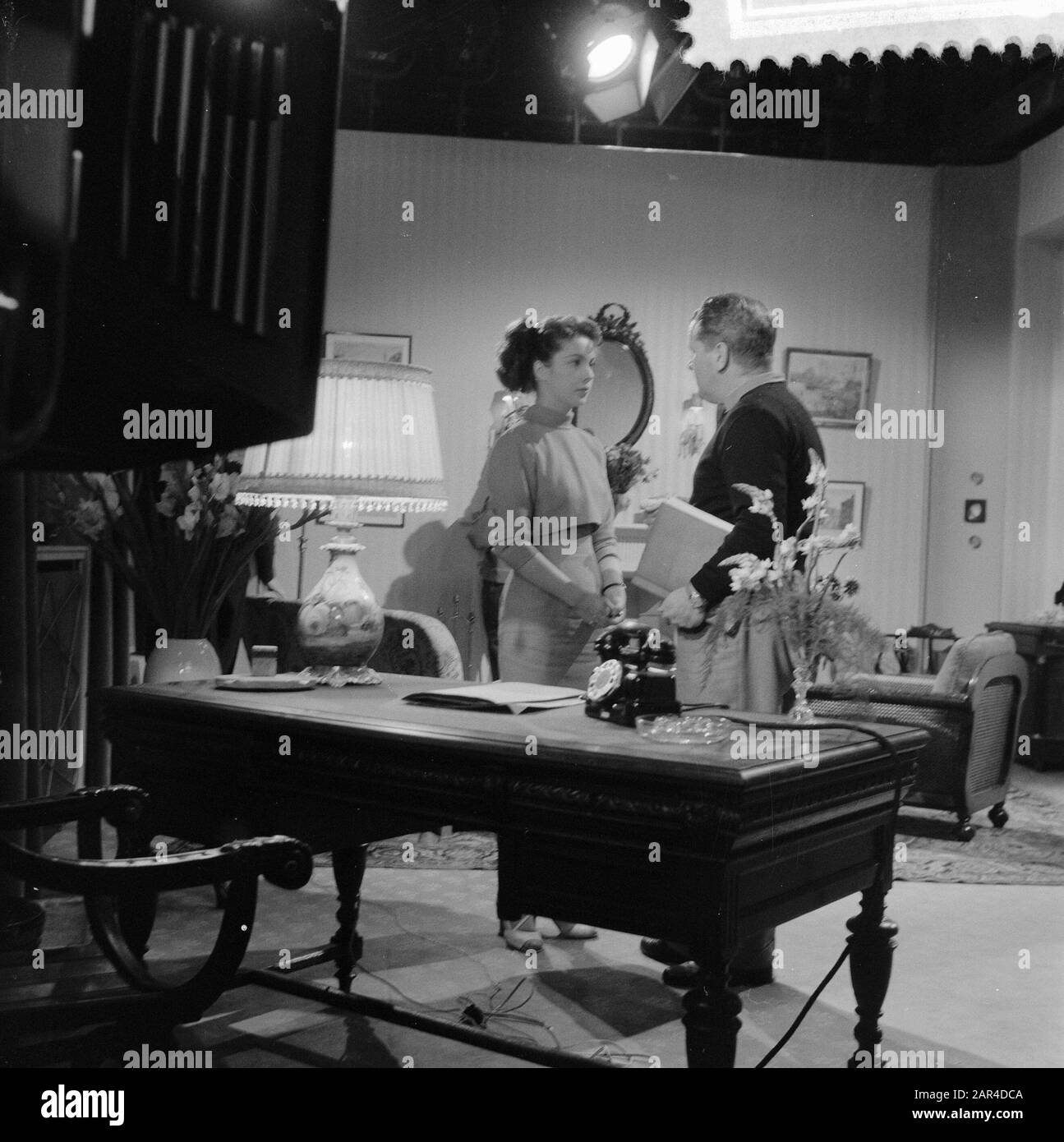 Premier enregistrement de film en couleur néerlandais dans le studio Cinetone de Rotterdam. Protagoniste allemande Gisela Fritsch et réalisateur Bittens Date: 27 août 1957 lieu: Rotterdam, Zuid-Holland mots clés: Directeurs, longs métrages Nom personnel: Fritsch, Gisela Banque D'Images