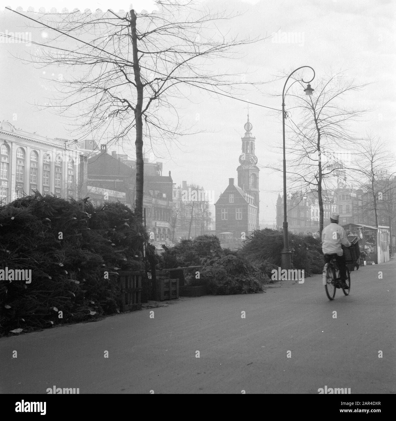 Marché des arbres de Noël au Singel Amsterdam Date : 2 décembre 1957 lieu : Amsterdam, Noord-Holland mots clés : arbres de Noël, marchés Banque D'Images