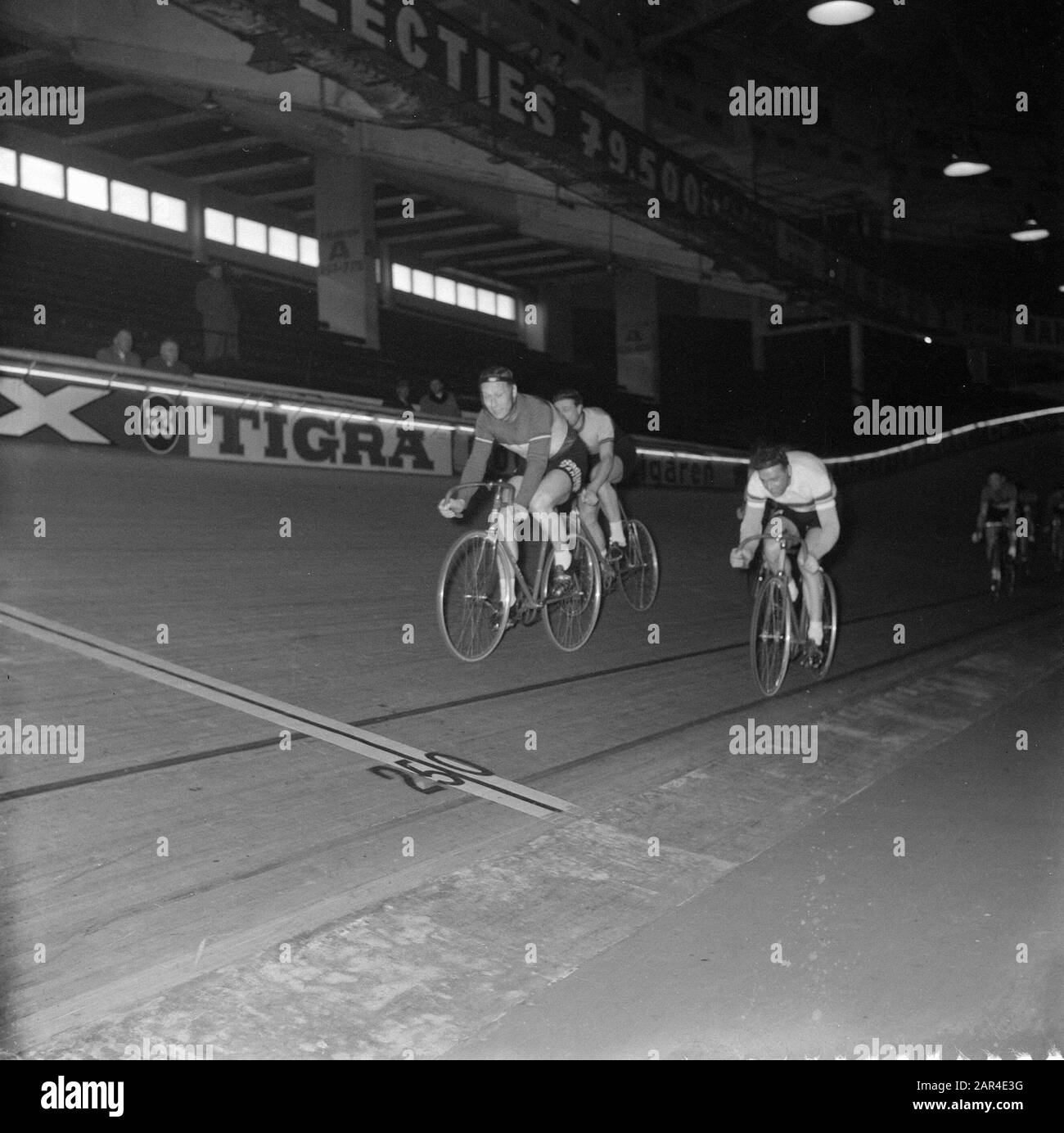 Cyclisme six jours dans le palais de sports à Anvers. De gauche à droite : Jan Derksen (N.), Van Steenbergen (B.) et Lucien Gillen (Lux.) Date : 20 février 1958 lieu : Anvers mots clés : vélo, cyclistes Nom personnel : Derksen, Jan, Gillen, Lucien, Steenbergen, Rik van Institutioningsname : vélo Six Jours Banque D'Images