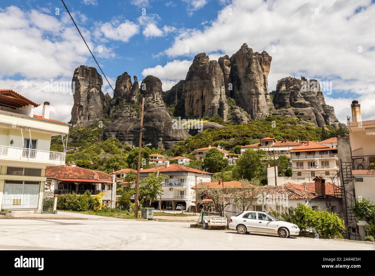 Kalabaka, Grèce. Les roches noires de Meteora de la ville de Kalabaka Banque D'Images