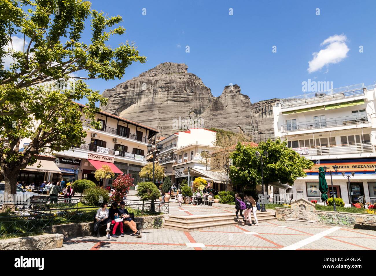 Kalabaka, Grèce. Les roches noires de Meteora de la ville de Kalabaka Banque D'Images