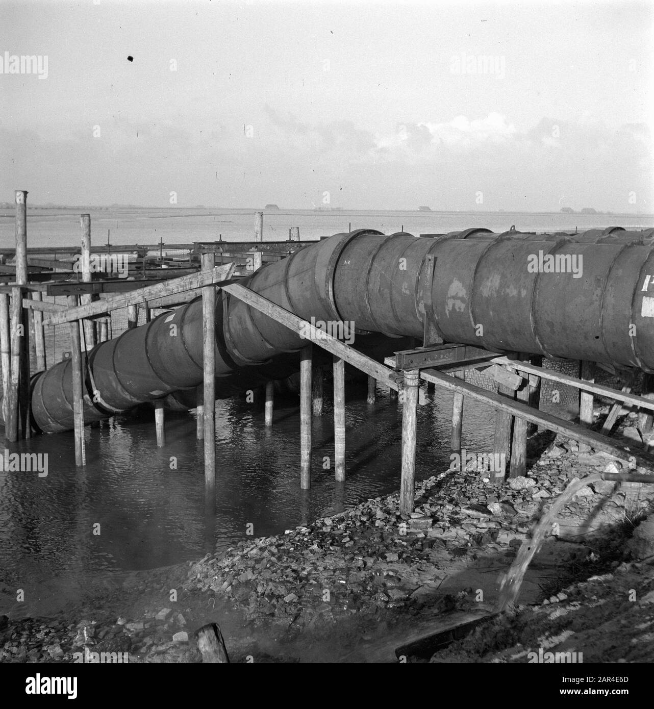 Wieringermeer. À Medemblik, on a utilisé la terre auxiliaire (printemps 1945) pour faire sécher le Wieringermeerpolder dès que possible après l'inondation. Date : 3 Décembre 1945 Lieu : Noord-Holland, Wieringermeer Mots Clés : Lacs, Pipelines Banque D'Images