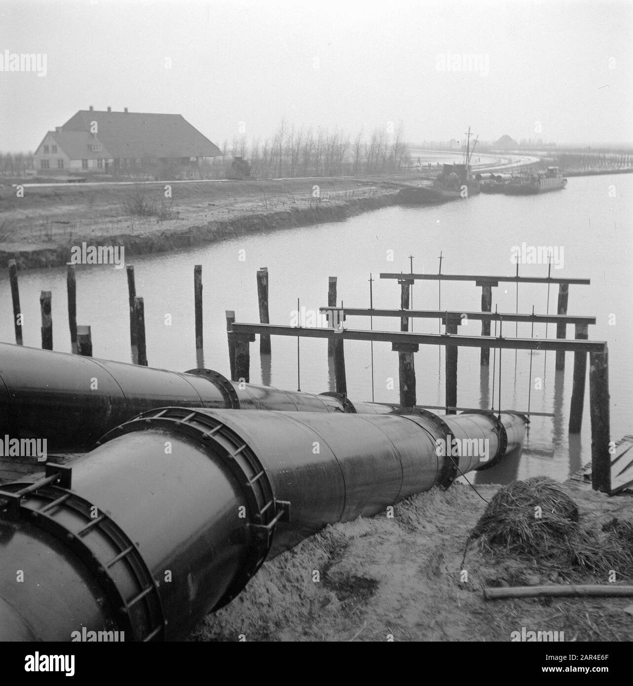 Wieringermeer. À Medemblik, on a utilisé la terre auxiliaire (printemps 1945) pour faire sécher le Wieringermeerpolder dès que possible après l'inondation. Date: 3 Décembre 1945 Lieu: Noord-Holland, Wieringermeer Mots Clés: Pipelines Banque D'Images