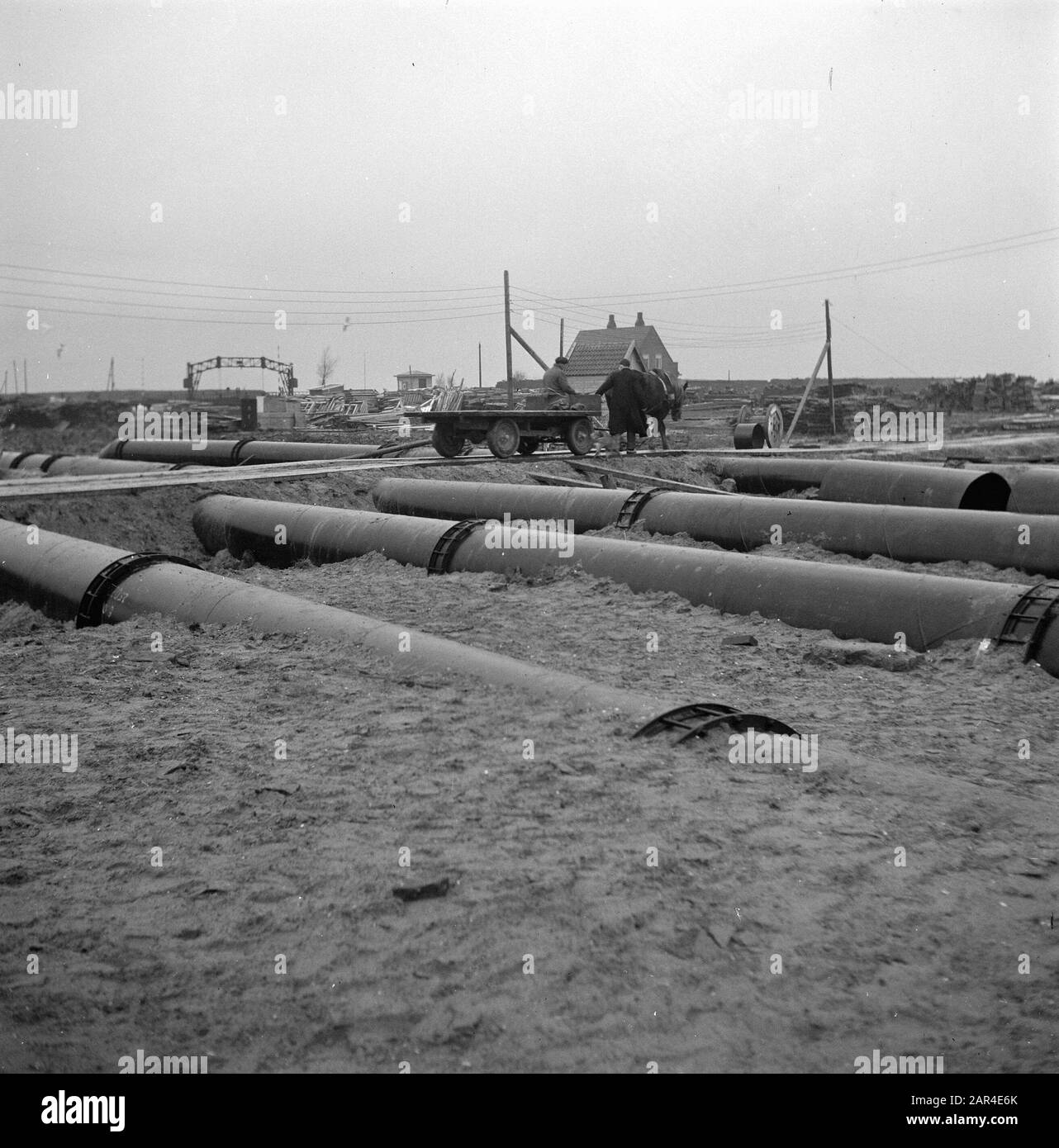 Wieringermeer. À Medemblik, on a utilisé la terre auxiliaire (printemps 1945) pour faire sécher le Wieringermeerpolder dès que possible après l'inondation. Date: 3 Décembre 1945 Lieu: Noord-Holland, Wieringermeer Mots Clés: Pipelines Banque D'Images