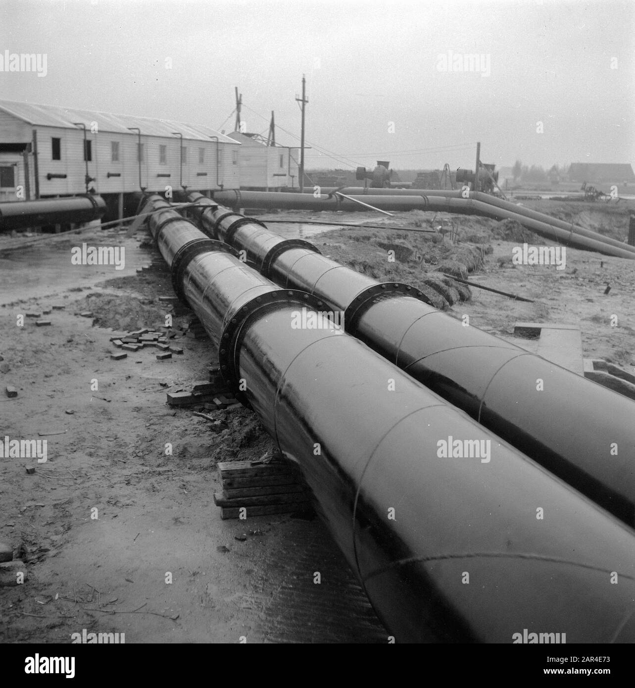 Wieringermeer. À Medemblik, on a utilisé la terre auxiliaire (printemps 1945) pour faire sécher le Wieringermeerpolder dès que possible après l'inondation. Date: 3 Décembre 1945 Lieu: Noord-Holland, Wieringermeer Mots Clés: Pipelines Banque D'Images