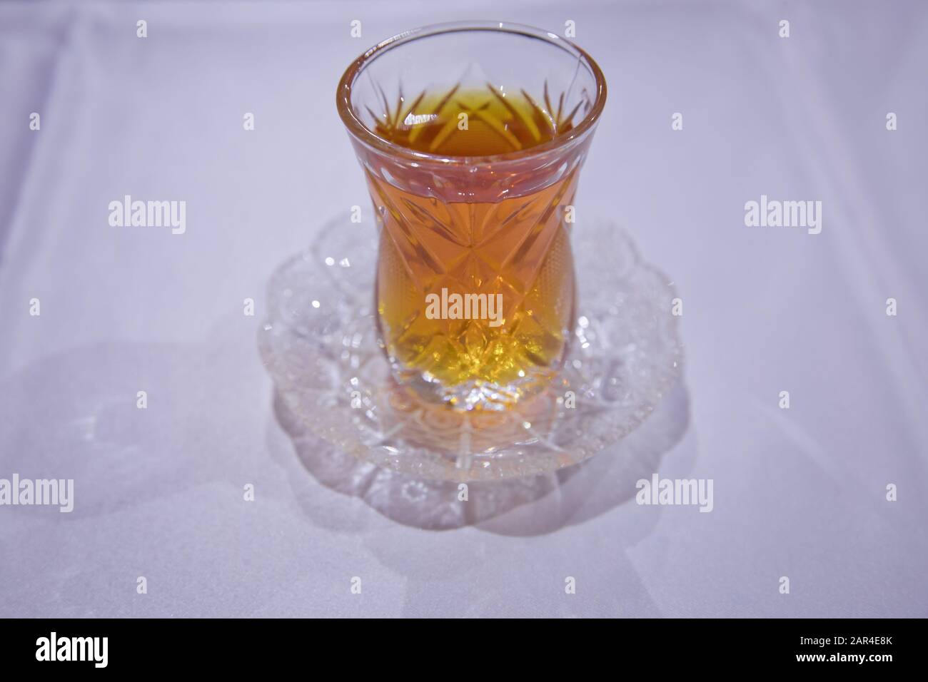 Thé turc noir en verre en forme de poire, d'Azerbaïdjan traditionnel thé aromatique dans armudu cup. Plateau en armudu traditionnel azerbaïdjanais en verre en forme de poire. Az Banque D'Images