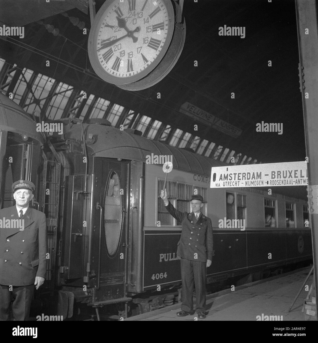 Premier train Pullman à Bruxelles Date: 5 décembre 1945 lieu: Amsterdam, Bruxelles mots clés: Chemins de fer, trains Nom personnel: Pullman Banque D'Images