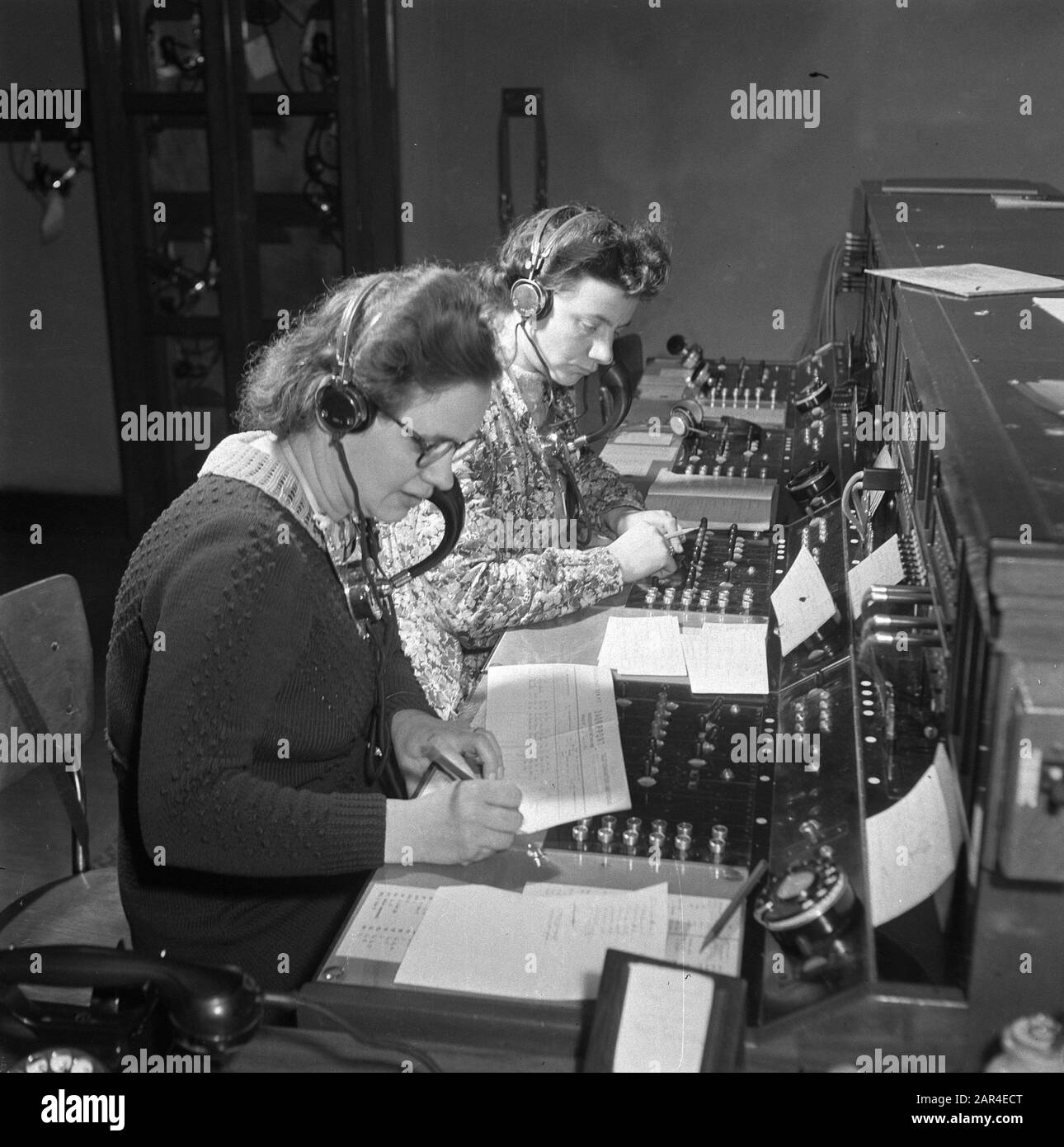 Téléphone Suriname Date : 20 décembre 1945 mots clés : téléphonistes, échanges téléphoniques Banque D'Images