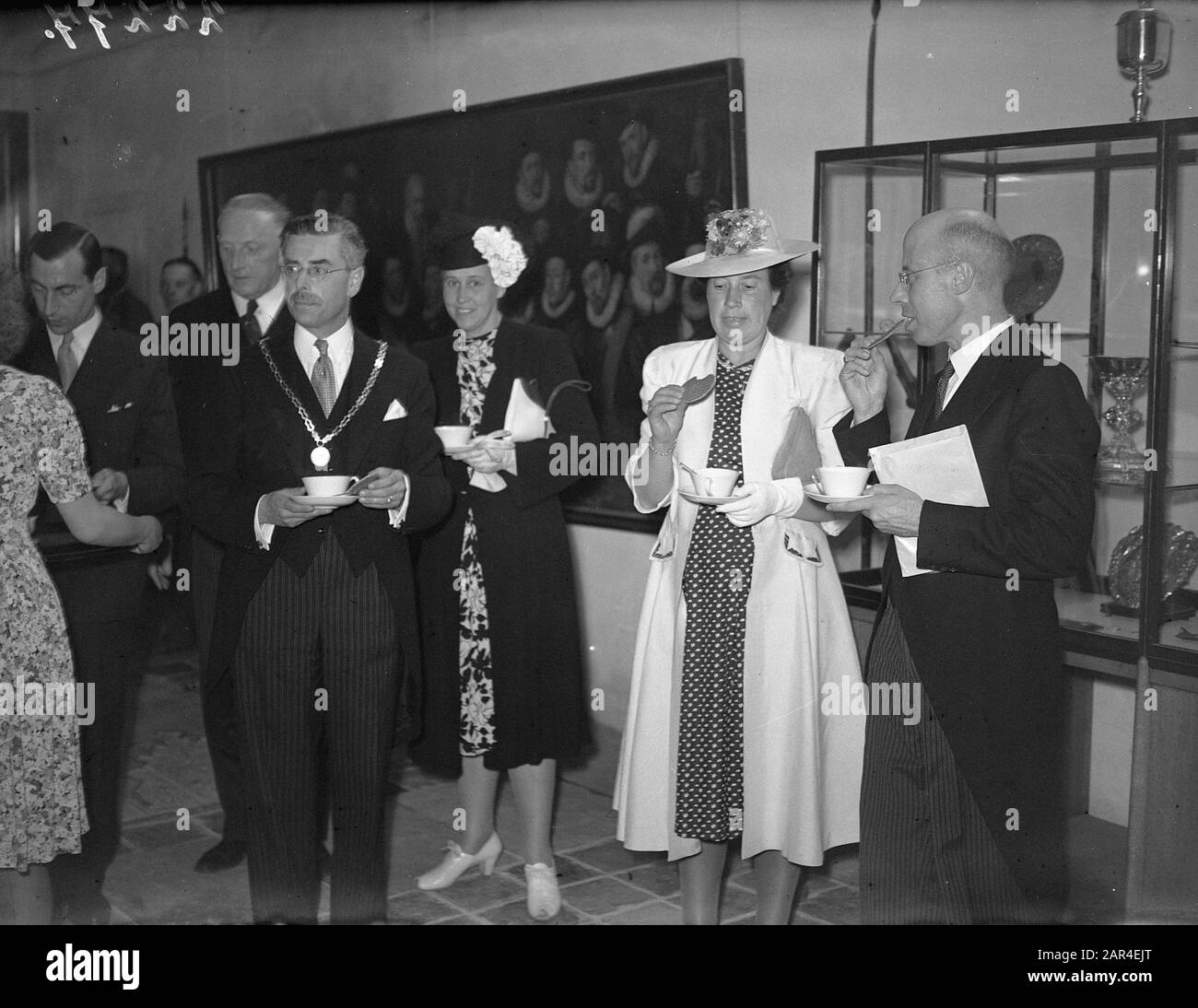 Gouda commémore ses six cent soixante-quinze années d'existence. La nourriture des stroopwafels Annotation: Droite Dr. Beel Date: 18 juin 1947 lieu: Gouda mots clés: Commémorations, anniversaires Banque D'Images