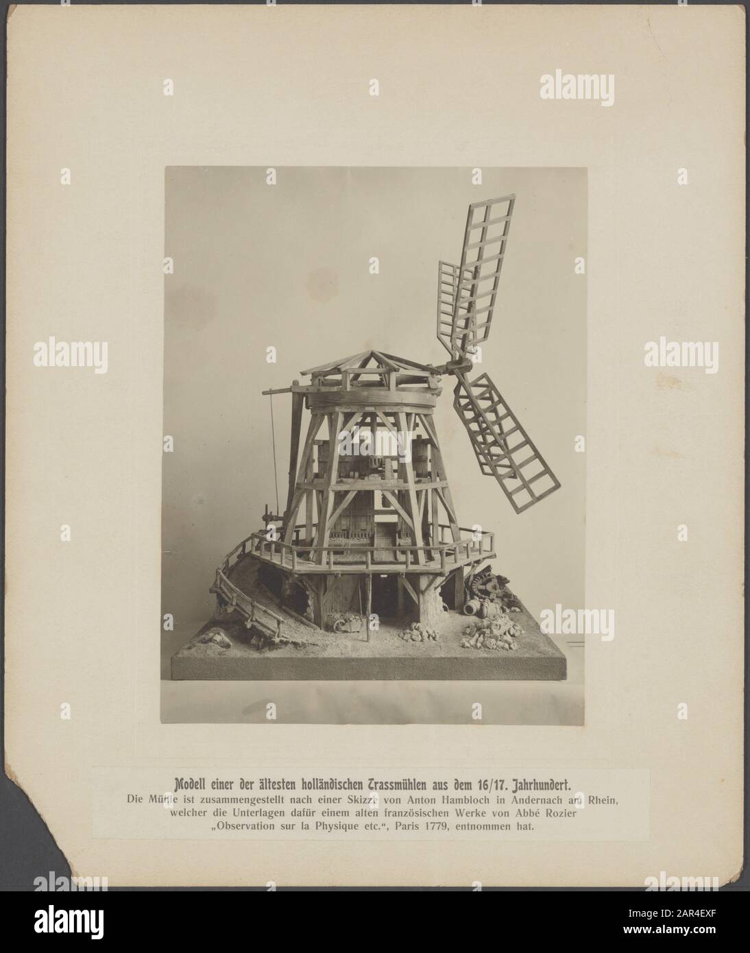Modell einer der ältesten holländischen Trassmühlen aus dem 16/17. Die Mühle est zusammengestellt nach d'Anton Hambloch à Andernach am Rhein, welcher die Unterlagen dafür einem alten französischen Werke von Abbé Rozier Stein Annotation: Modèle d'une des plus anciennes trasmeries néerlandaises du XVIe/XVIIe siècle. Le moulin a été construit sur la base d'un croquis d'Anton Hambloch à Andernach A/d Rijn, qui a pris les données d'un ancien livre français par Abbé Rozier réflexion sur les phénomènes naturels, Paris 1779 Date: Non daté mots clés: Modèles, trasmills Banque D'Images