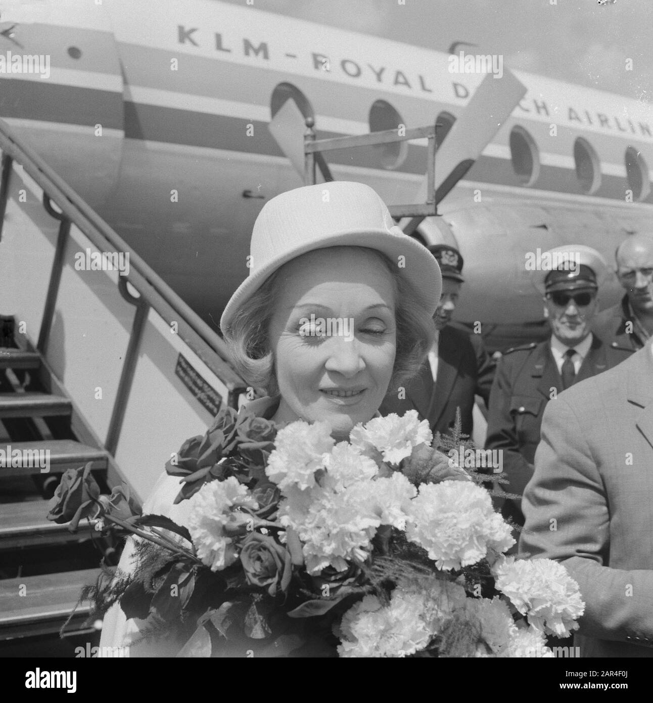 Marlene Dietrich À Schiphol Pour La Performance À Kuhrhaus Date: 16 Juin 1962 Lieu: Noord-Holland, Schiphol Mots Clés: Prestations Nom Personnel: Dietrich, Marlene Banque D'Images