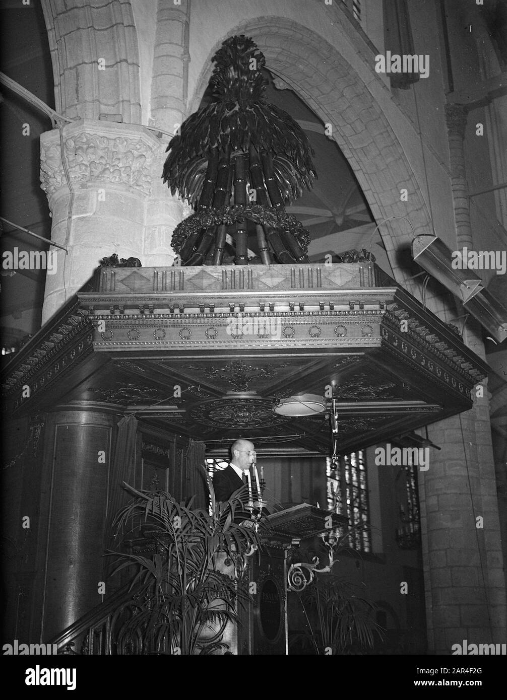 Gouda commémore six cent soixante-quinze ans d'existence. Discours du Premier ministre Beel Date : 18 juin 1947 lieu : Gouda mots clés : anniversaires, ministres-présidents Nom personnel : Beel, L.J.M. Banque D'Images