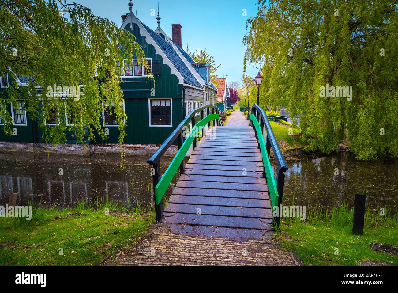 Maison rurale et rue avec pont en bois. Destination touristique populaire au musée du village de Zaanse Schans, Pays-Bas, Europe Banque D'Images