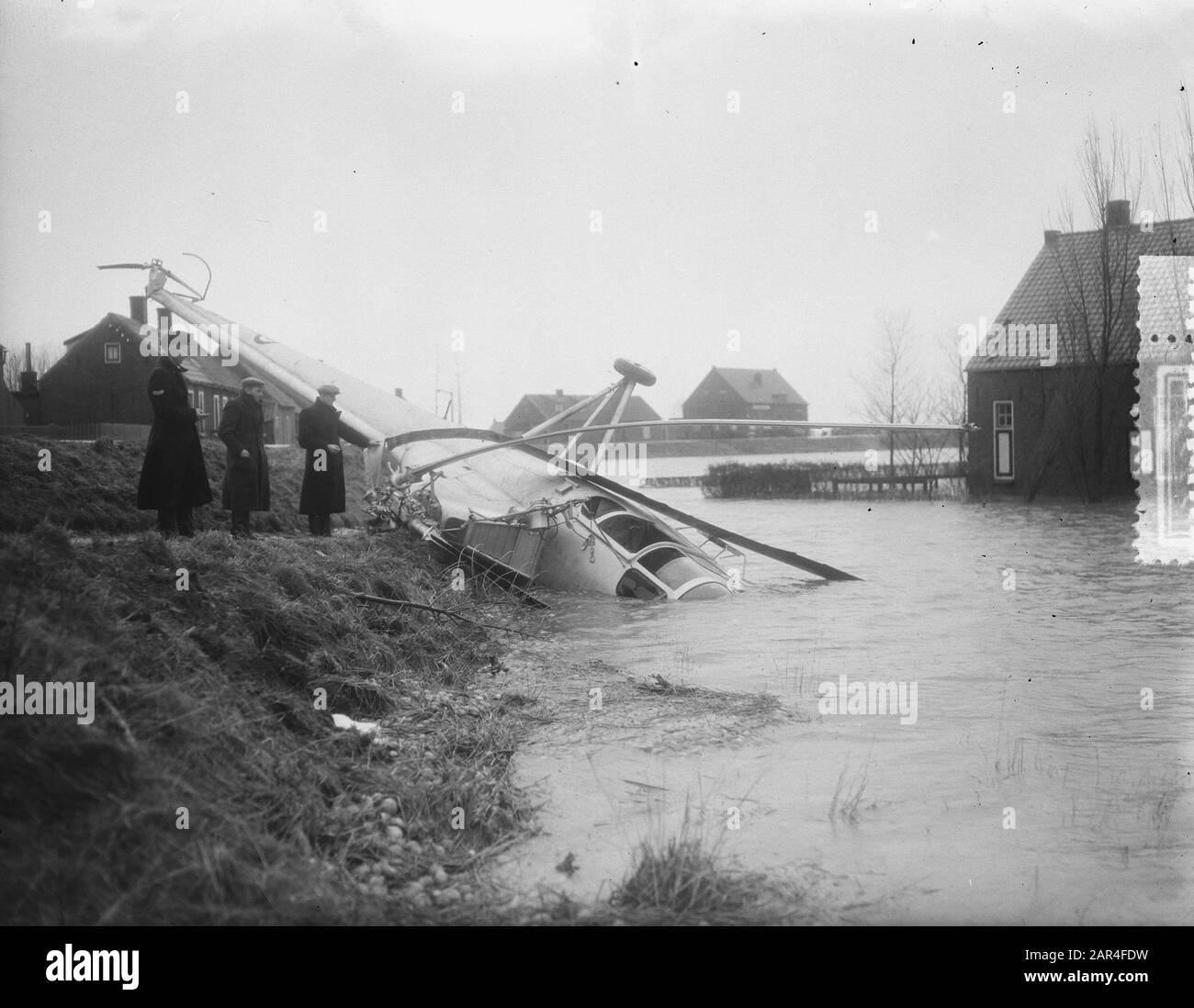 L'hélicoptère anglais, un Sikorsky, s'est écrasé à Achthuizen (Hollande du Sud) pendant le secours après la catastrophe d'inondation. Date : 10 février 1953 lieu : Achthuizen mots clés : hélicoptères, aviation, accidents, inondation Banque D'Images L'hélicoptère anglais, un Sikorsky, s'est écrasé à Achthuizen (Hollande du Sud) pendant le secours après la catastrophe d'inondation. Date : 10 février 1953 lieu : Achthuizen mots clés : hélicoptères, aviation, accidents, inondation Banque D'Images