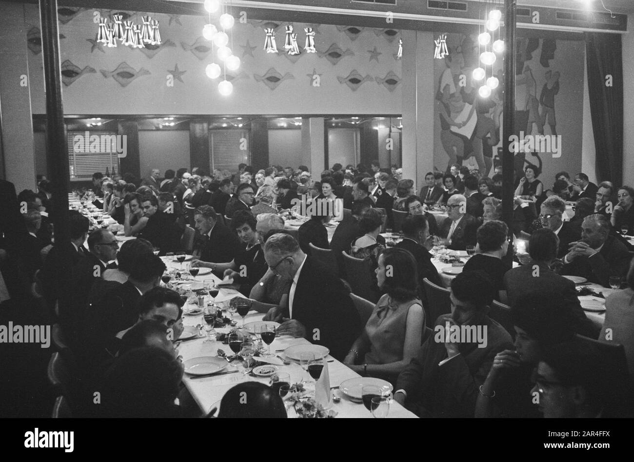 Diner Rooms Katholieke Bond In Hotel Bouwes Te Zandvoort Date : 29 Octobre 1964 Lieu : Noord-Holland, Zandvoort Mots Clés : Diners Banque D'Images