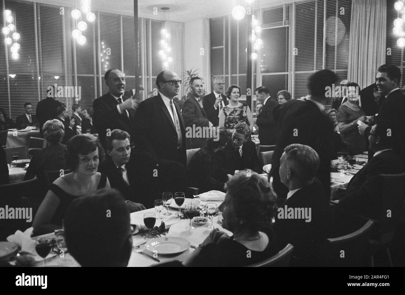 Diner Rooms Katholieke Bond In Hotel Bouwes Te Zandvoort Date : 29 Octobre 1964 Lieu : Noord-Holland, Zandvoort Mots Clés : Diners Banque D'Images