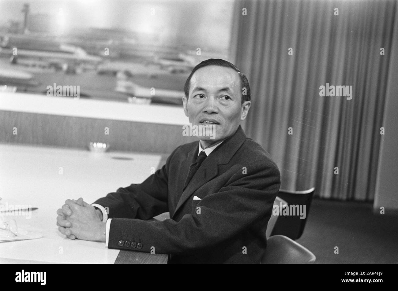 L'Ambassadeur Sud-Vietnamien Pour L'Angleterre Et Les Pays-Bas, Le Ngoc Chan Aux Diplomates De Schiphol Date : 11 Juillet 1969 Lieu : Noord-Holland, Schiphol Mots Clés : Diplomates Nom Personnel : Le Ngoc Chan Banque D'Images