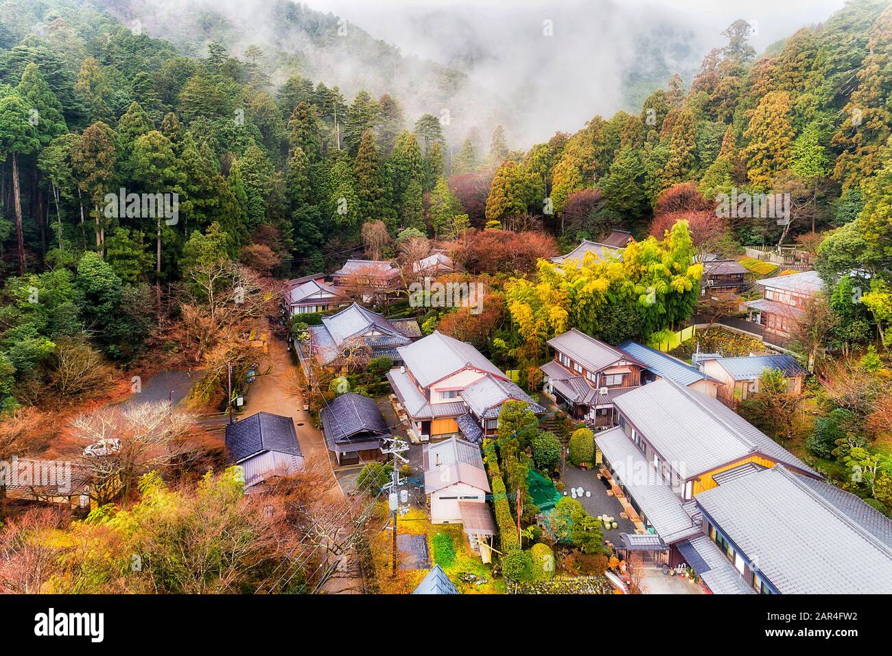 Ancien temple Bhuddiste profond dans la forêt de pins du Japon près de Kyoto - célèbre vallée d'Ohara avec des sources chaudes naturelles et des onsens traditionnels. Banque D'Images