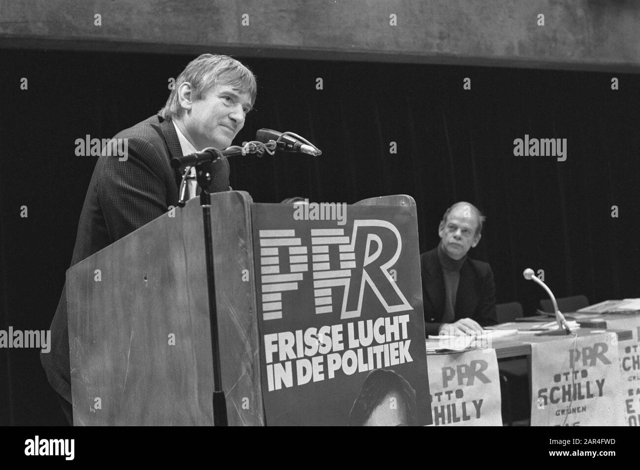 Discussion Otto Schilly de Grunen allemand de l'Ouest et Chef de liste PPR Bas de Gaay Fortman (r) à Utrecht Date: 21 février 1987 lieu: Utrecht mots clés: DISATIONS Nom personnel: Gaay Fortman, Bas de, Otto Schilly Banque D'Images