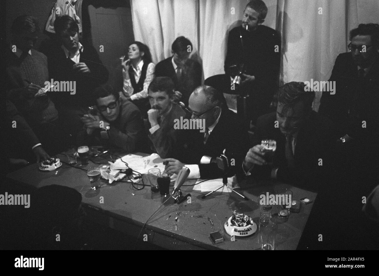 Discussion liberté de la presse dans les aperçus de café St. Pieterspoort Date : 11 octobre 1968 mots clés : aperçus, cafés, discussions Nom personnel : St. Pieterspoort Banque D'Images