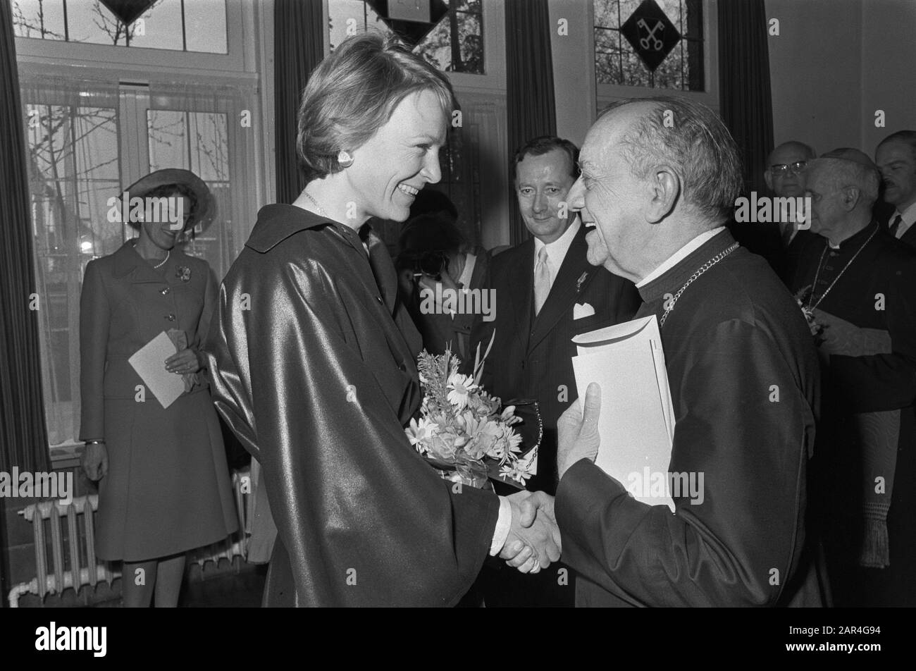 Don Helder Camara célèbre le jubileum de l'évêque à Leiden; la princesse Irene et Don Helder Camara Date: 23 avril 1977 lieu: Leiden, Zuid-Holland mots clés: Évêques, princesses Nom personnel: Irene, princesse Banque D'Images