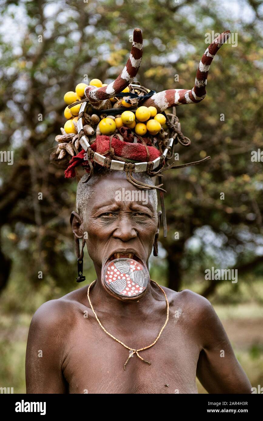 Omo VALLEY, ETHIOPIE - 11 AOÛT 2018 : une femme de la tribu africaine Mursi avec une grande plaque à lèvres pose pour un portrait, Parc national de Mago Banque D'Images