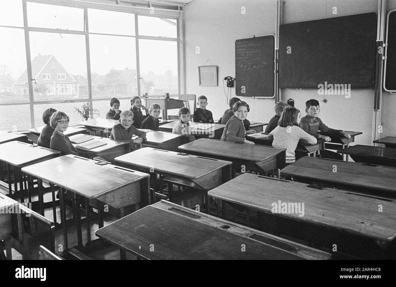 Lutte contre la polio dans les écoles d'Elspeet, dans les Gueldre, le Dr P. Brouwer et son assistant vont dans la salle de classe avec les cubes de sucre préparés avec lesquels les enfants peuvent être vaccinés. Toutefois, ces enfants ne peuvent pas prendre de forfait Date: 10 octobre 1966 lieu: Elspeet, Gueldre mots clés: Enfants, maladies de dentition, écoles, vaccinations Nom personnel: Brouwer, P. Banque D'Images